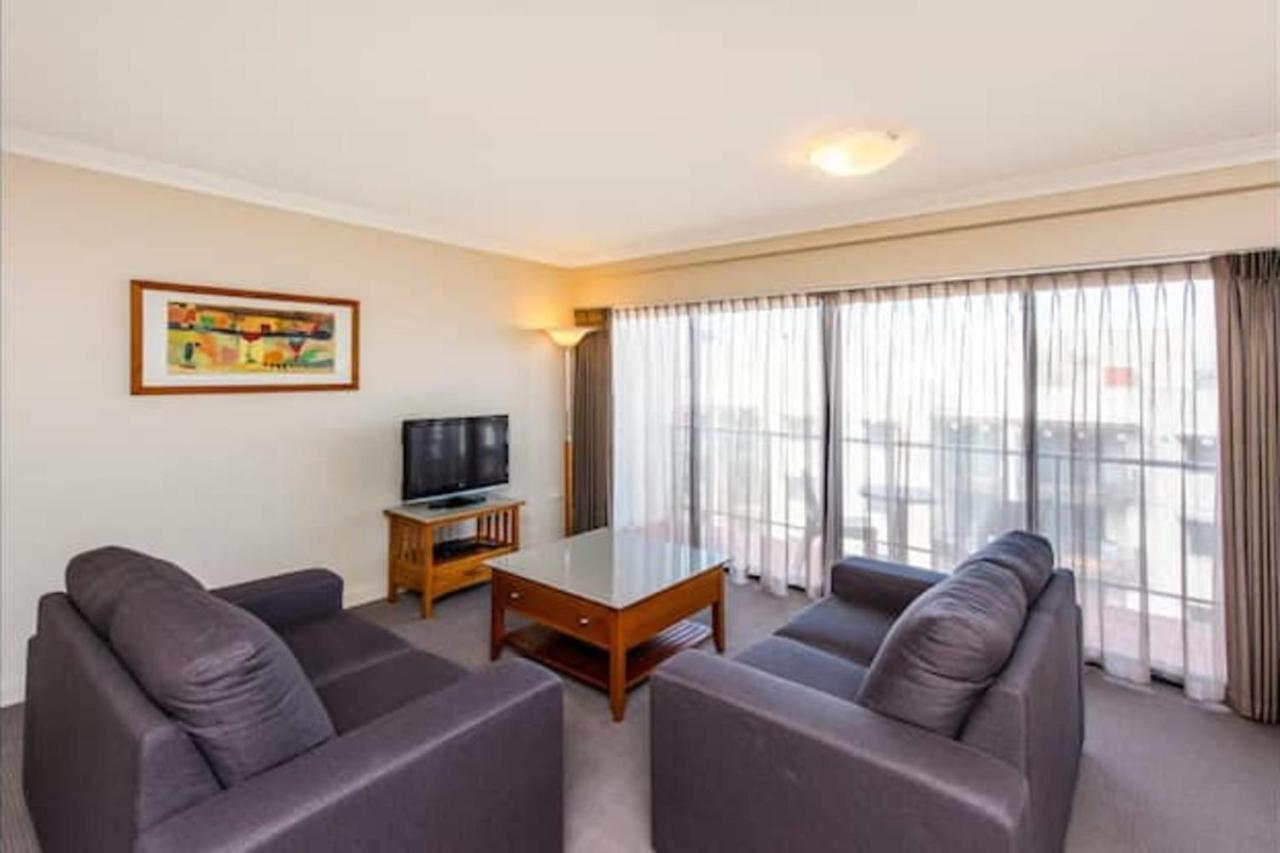 Conveniently Located 2 Bedroom In The Cbd *