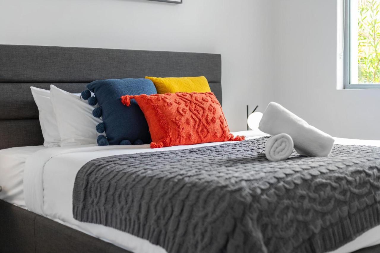 2 Chic Stylish Modern Family On Charles Holiday home