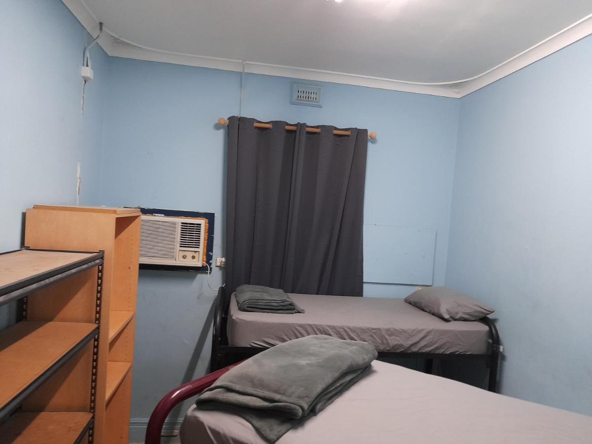 Hostel Ozi Backpackers - -