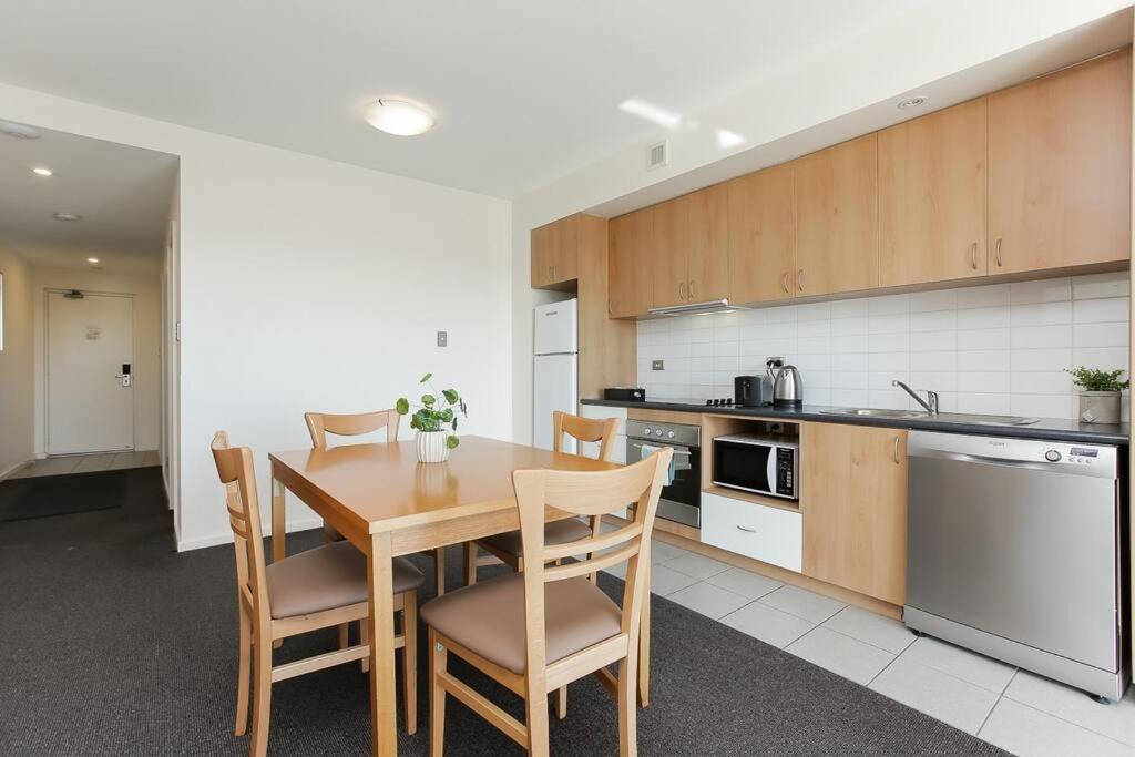 Beautiful 1-bedroom Close To The River Apartment *