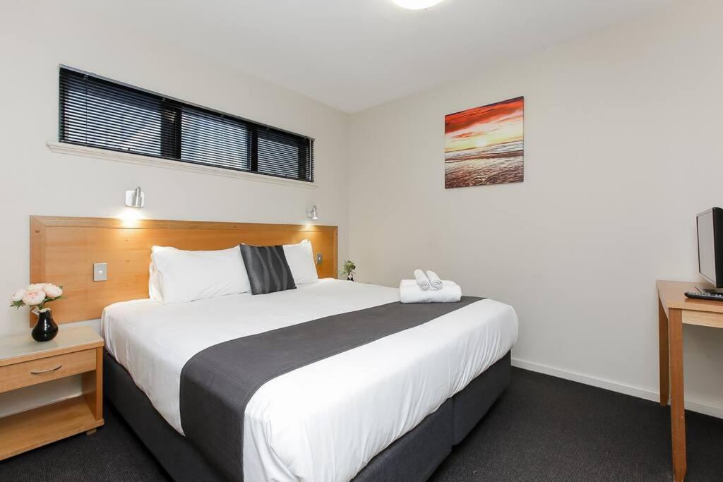 Beautiful 1-bedroom Close To The River Apartment *