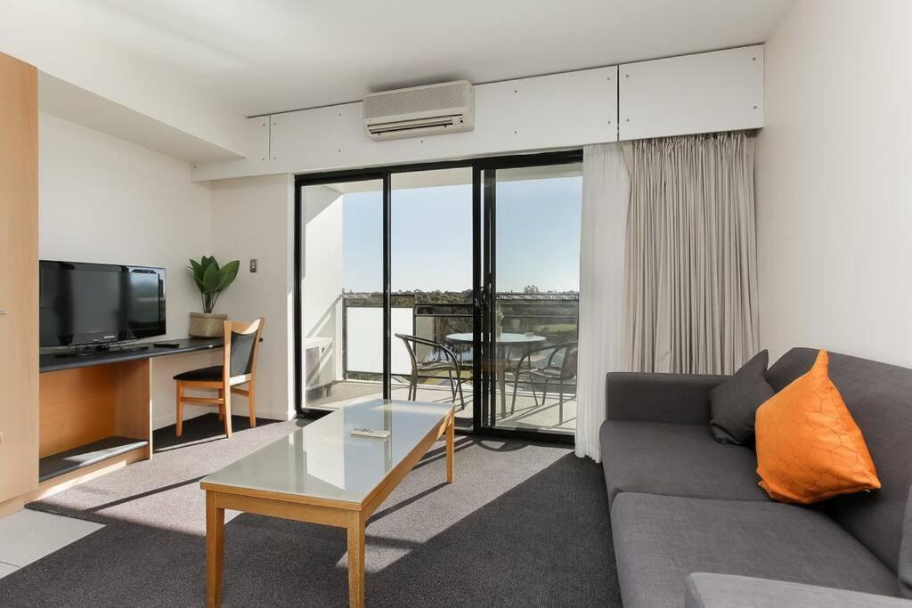 Beautiful 1-bedroom Close To The River *