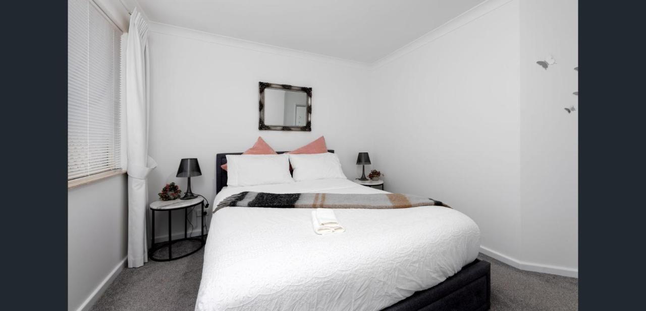 Camelias Boutique In Dianella Holiday home *