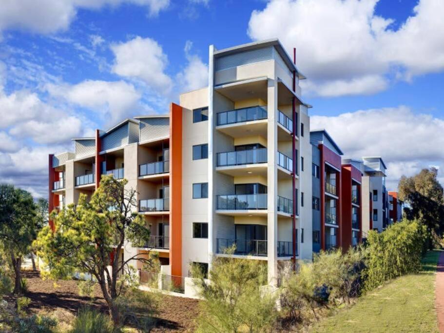 Bright 1 Bedroom Joondalup Apartment *