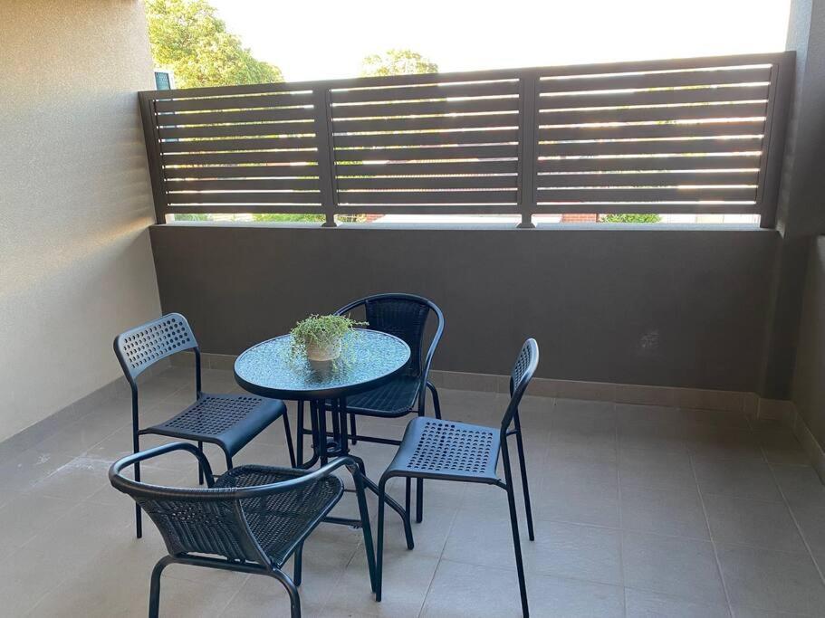 Smart Modern Close City/airport Wifi/park/netflix Apartment *