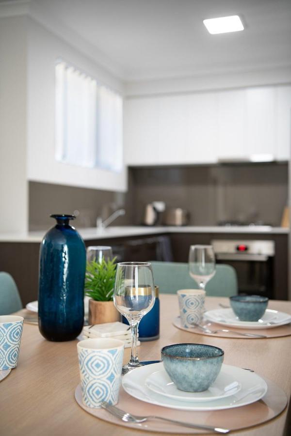 Bright Trendy 2bdrm - Walk To River & Shops Apartment *