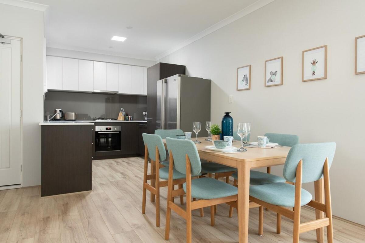 Bright Trendy 2bdrm - Walk To River & Shops Apartment Perth