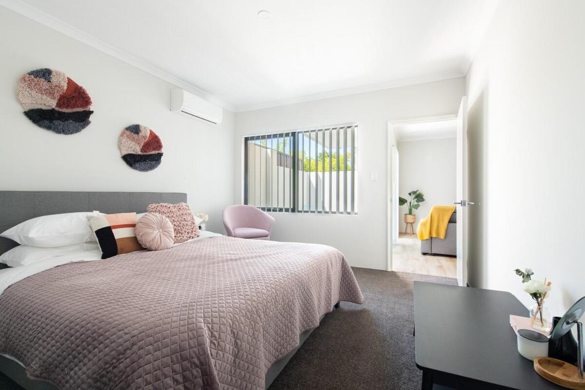 Bright Trendy 2bdrm - Walk To River & Shops Apartment