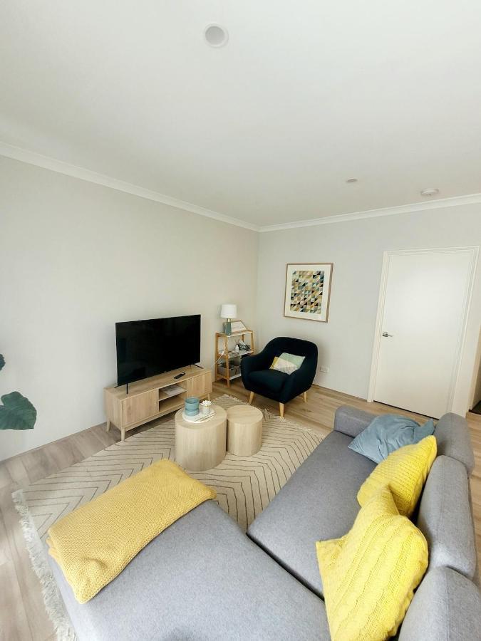 Bright Trendy 2bdrm - Walk To River & Shops Apartment