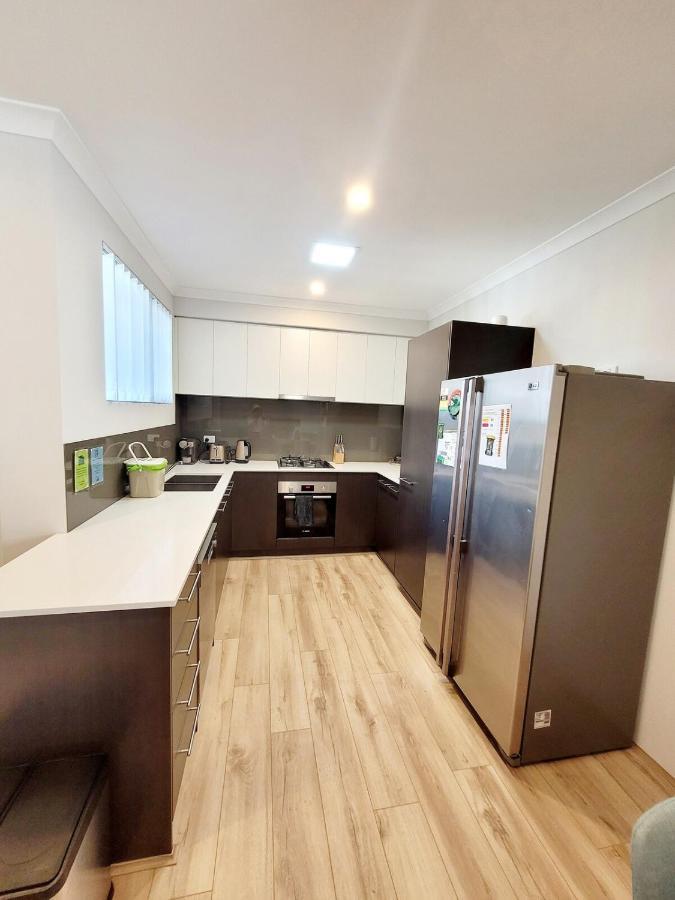 Apartment Bright Trendy 2bdrm - Walk To River & Shops