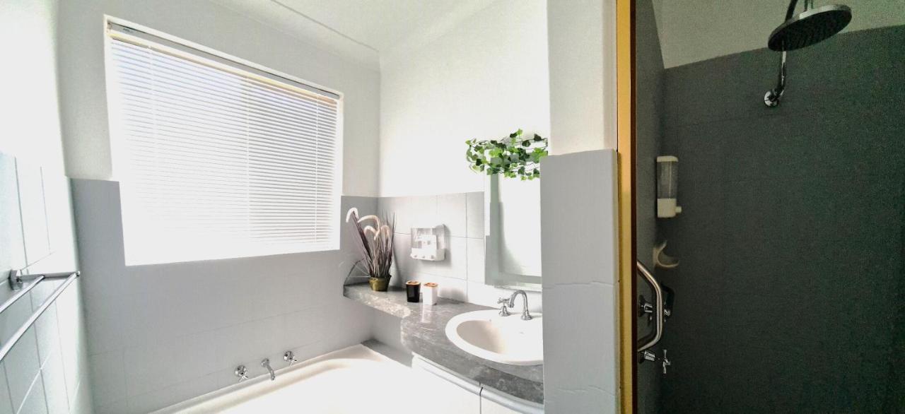 Camelias Boutique In Dianella Holiday home