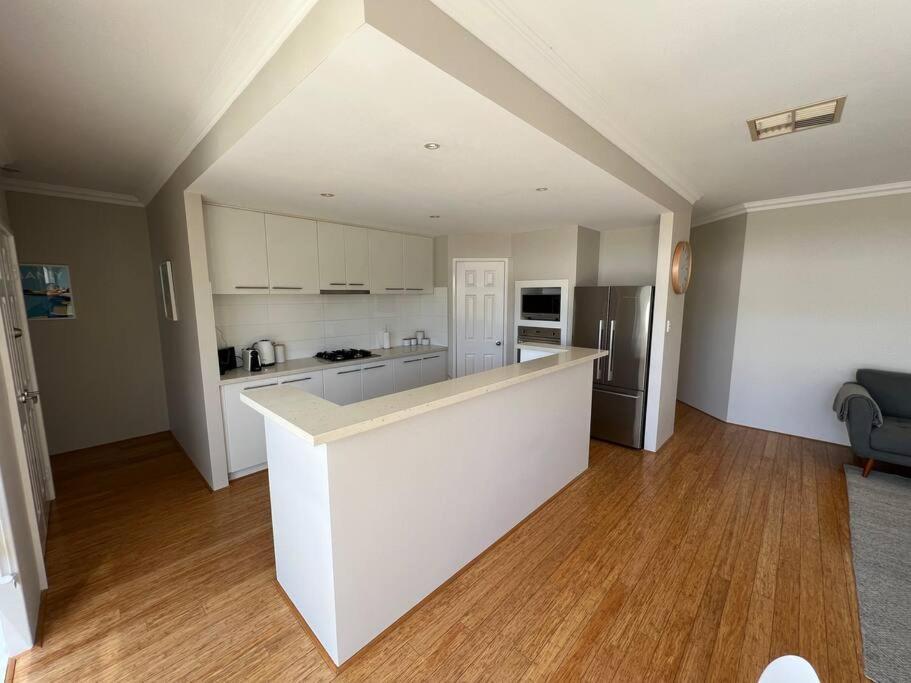 Beachy Vibes In Karrinyup Holiday home