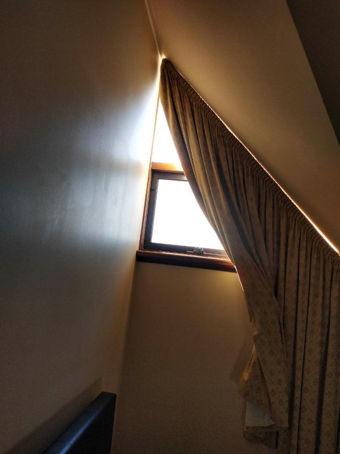 A Romantic In The Heart Of With Free Parking Homestay
