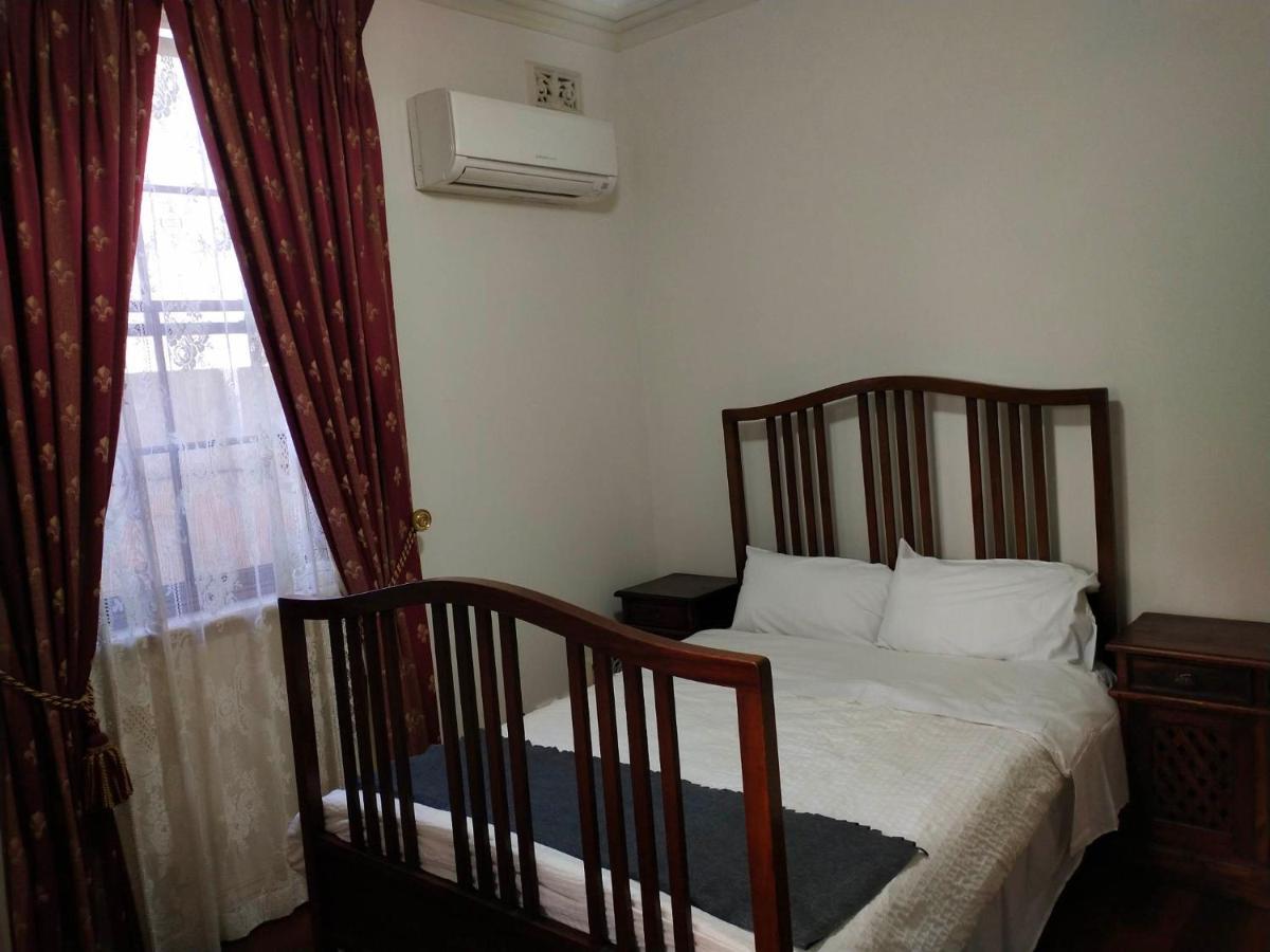 A Romantic In The Heart Of With Free Parking Homestay *
