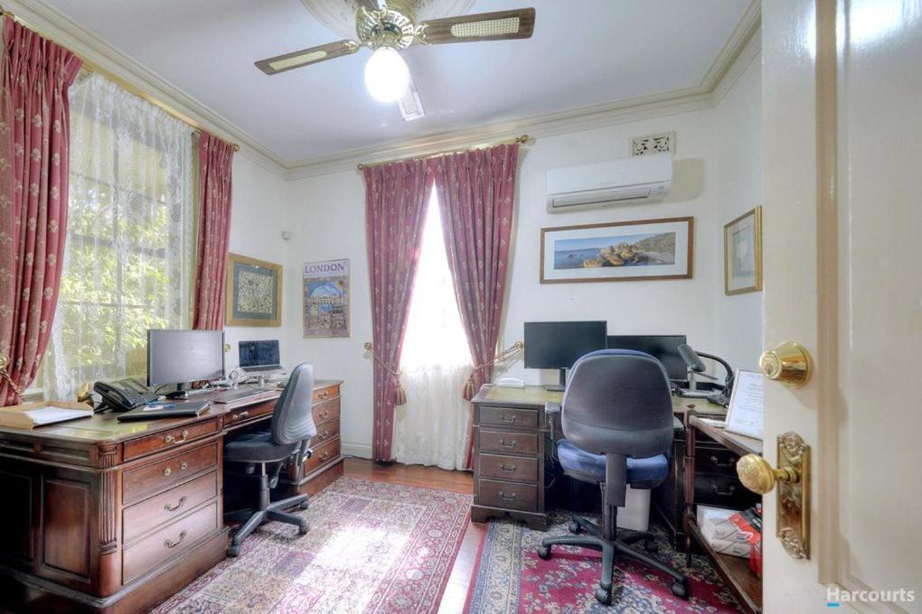 A Romantic In The Heart Of With Free Parking *