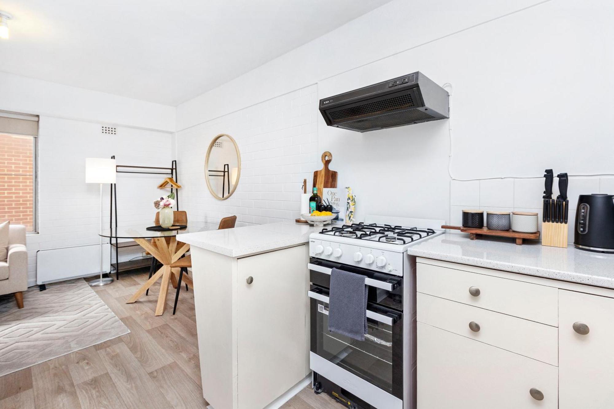 Urban Chic By 'the Strip' Apartment Perth