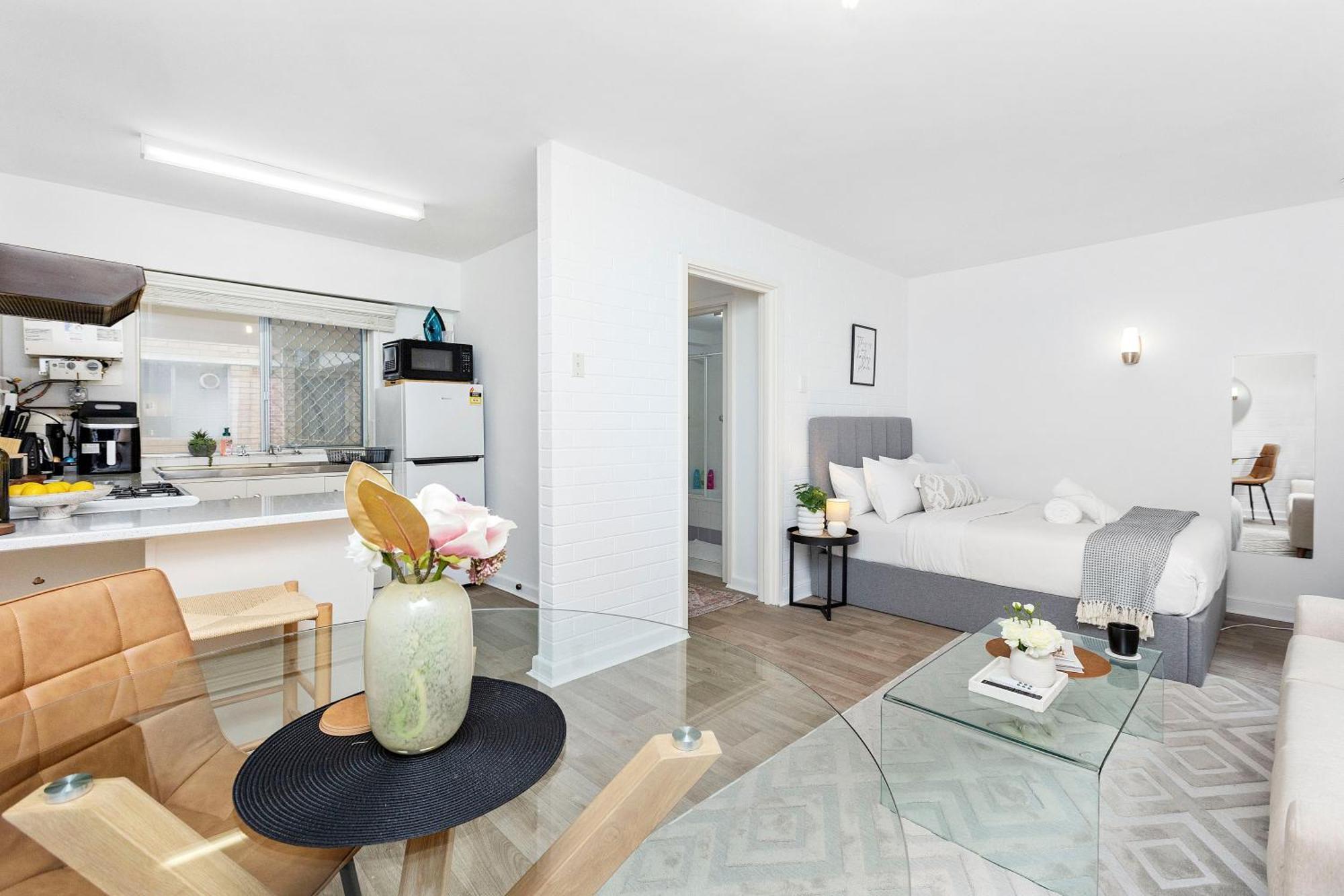 Urban Chic By 'the Strip' Apartment *