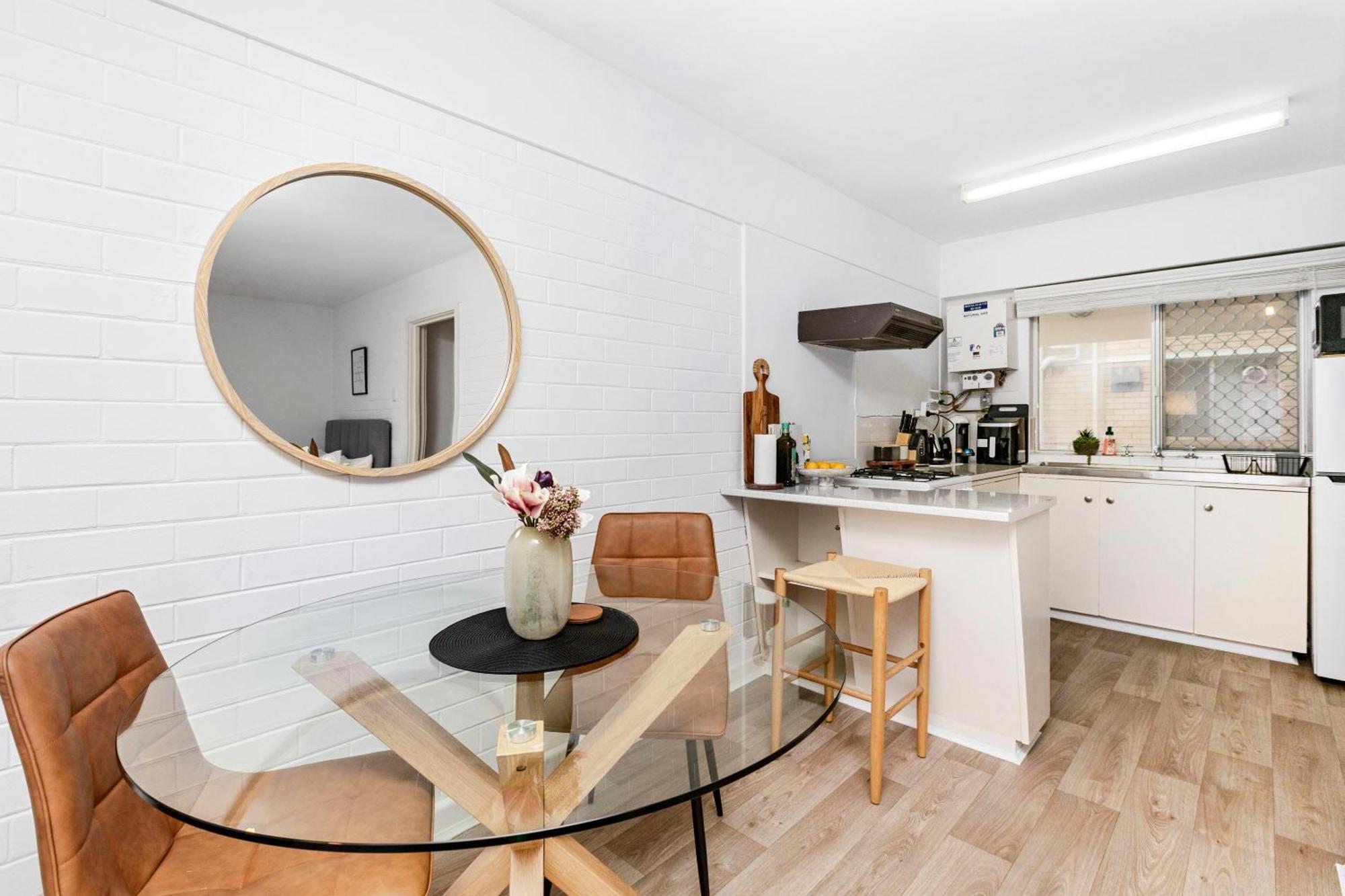 Urban Chic By 'the Strip' Apartment Perth