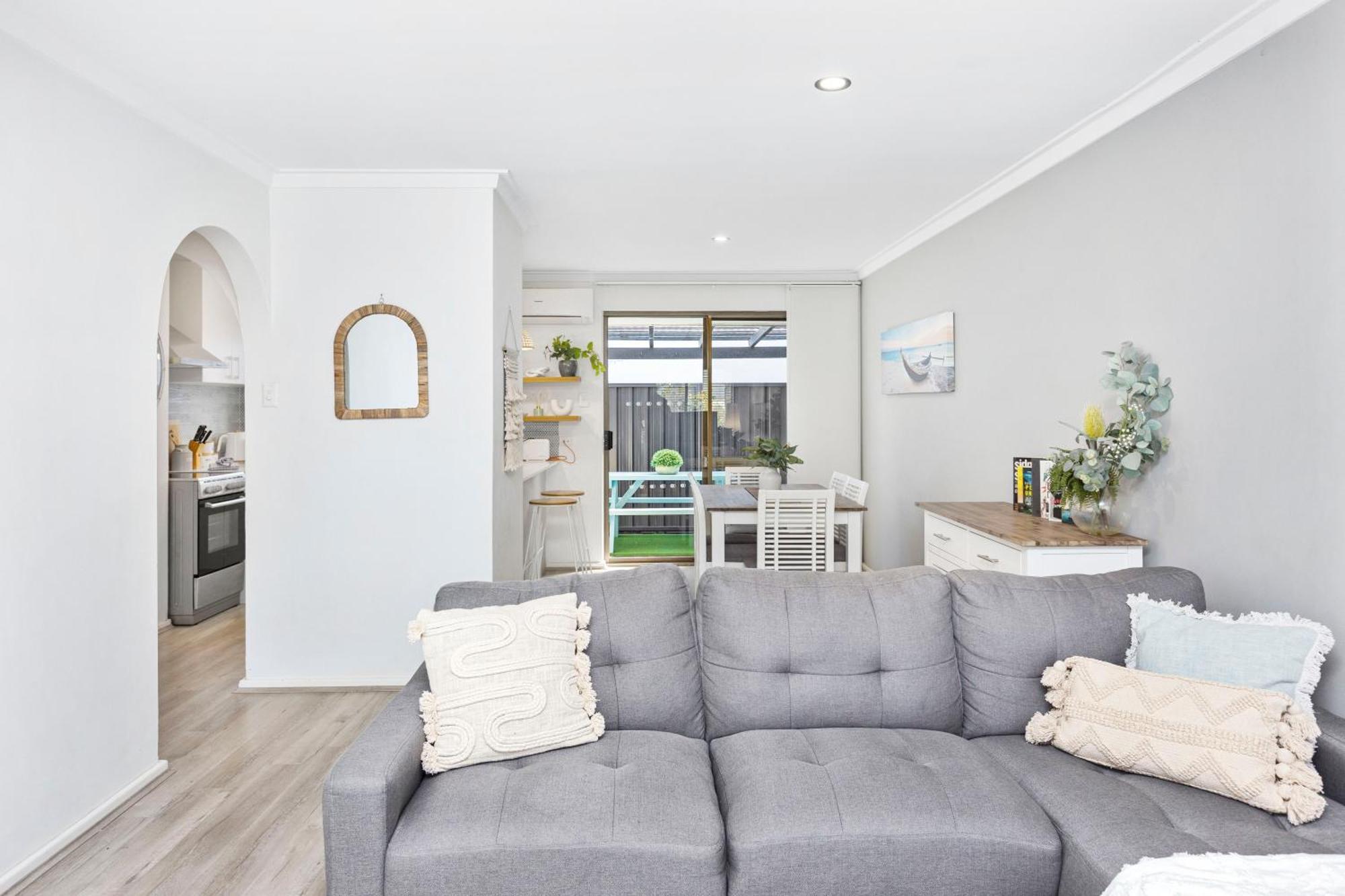 Villa Coastal Convenience! Walk To The Shops & Cafes... *
