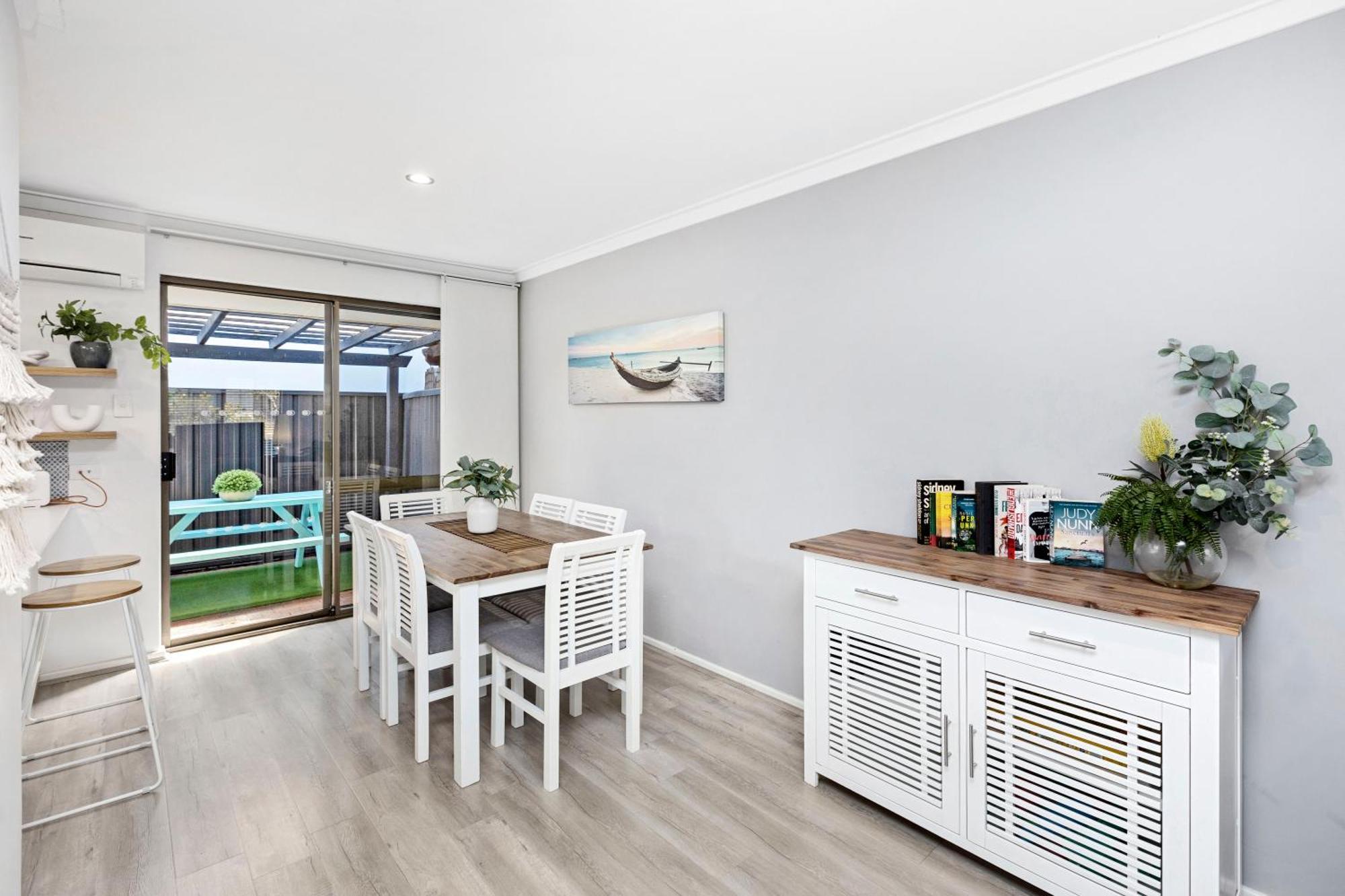 Villa Coastal Convenience! Walk To The Shops & Cafes...