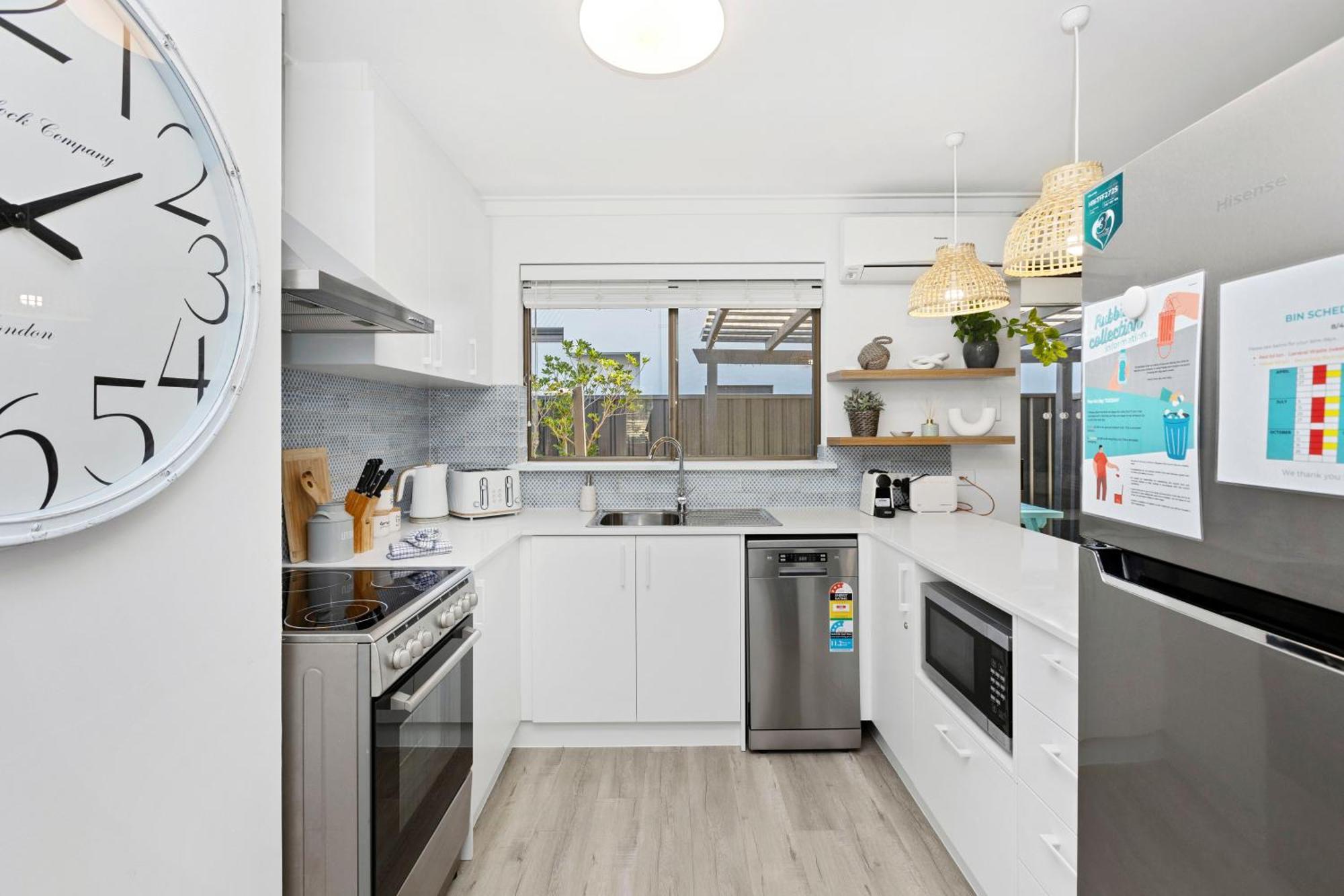 Coastal Convenience! Walk To The Shops & Cafes... *