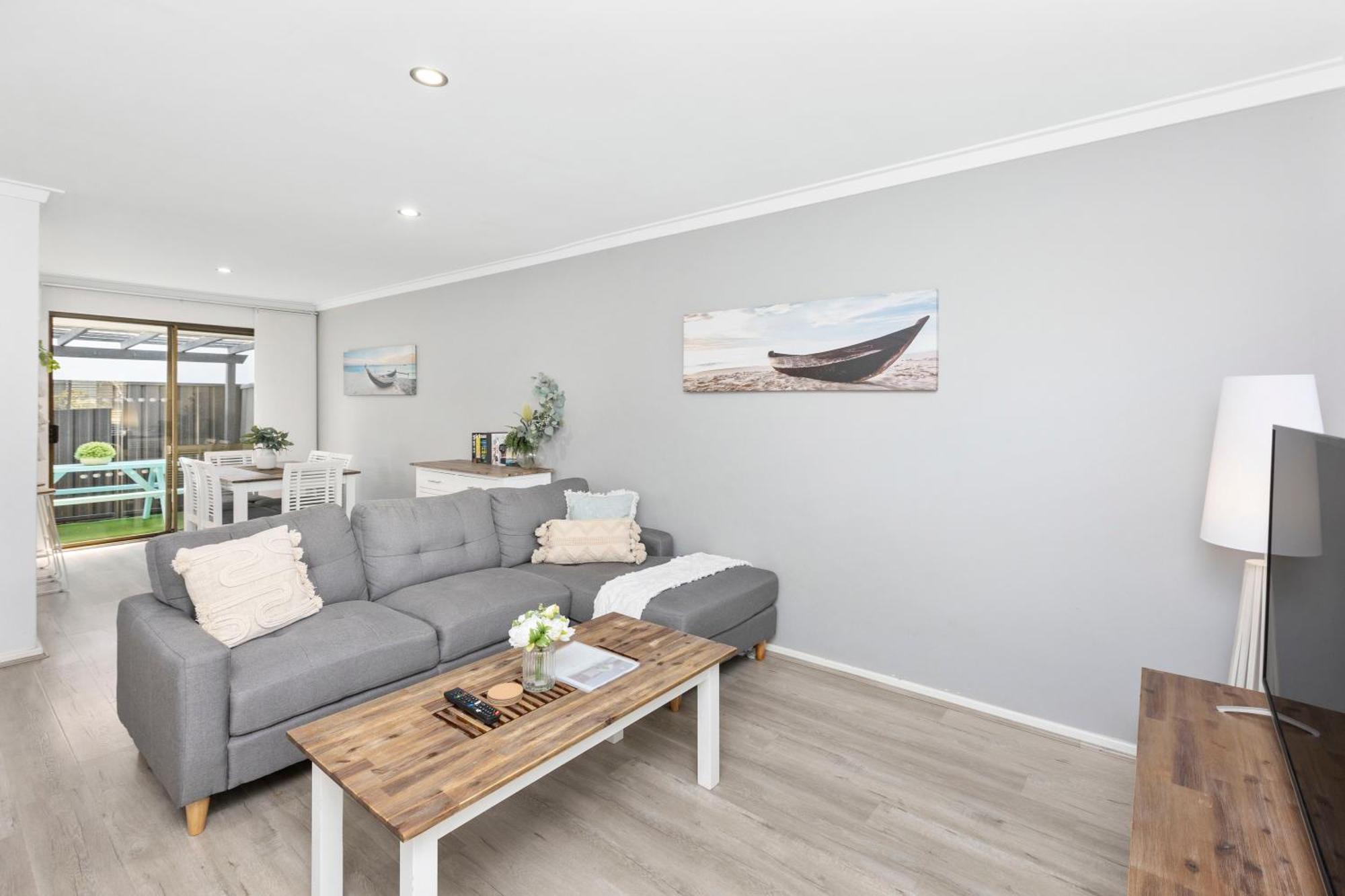 Coastal Convenience! Walk To The Shops & Cafes... Villa