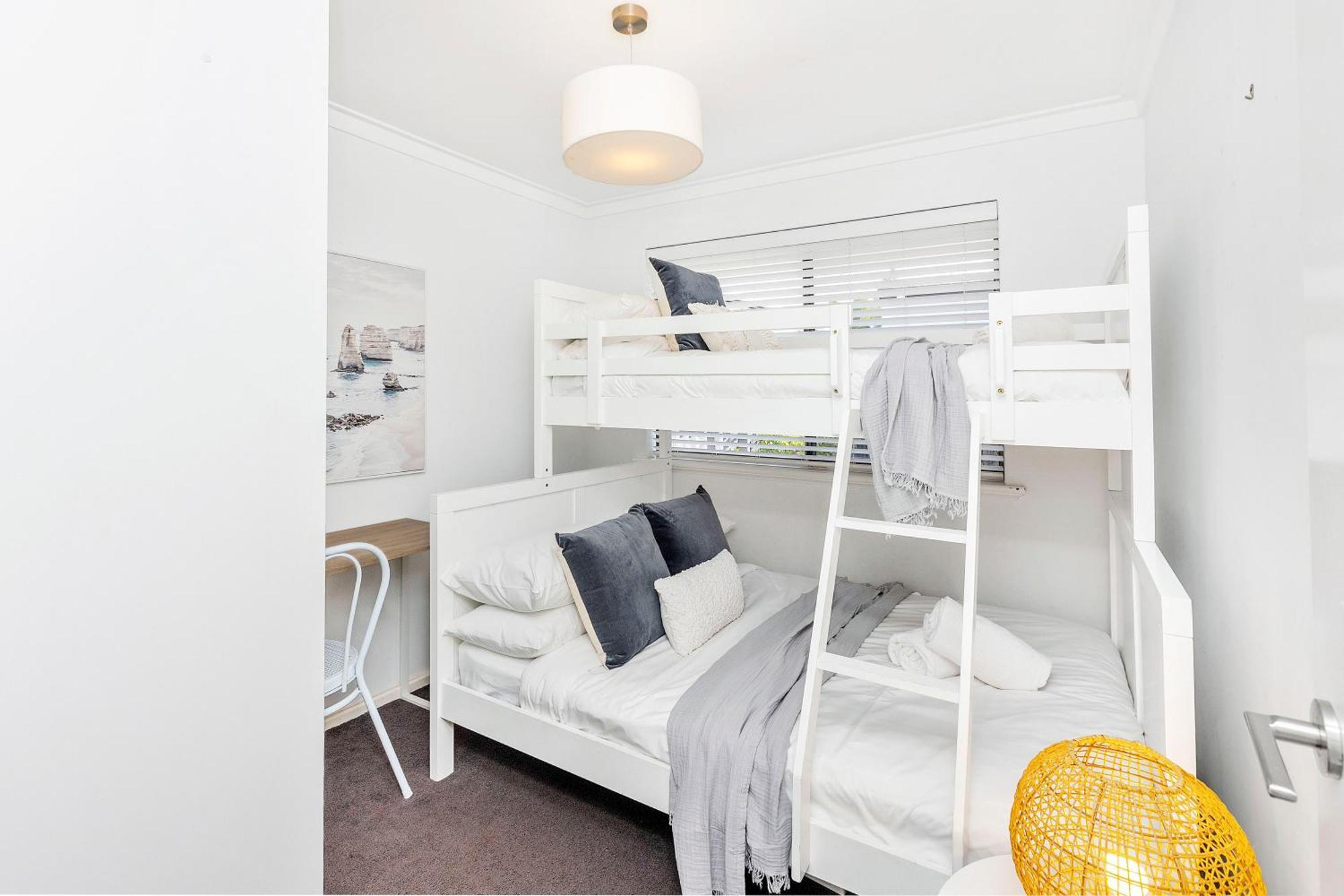 Villa Coastal Convenience! Walk To The Shops & Cafes... *