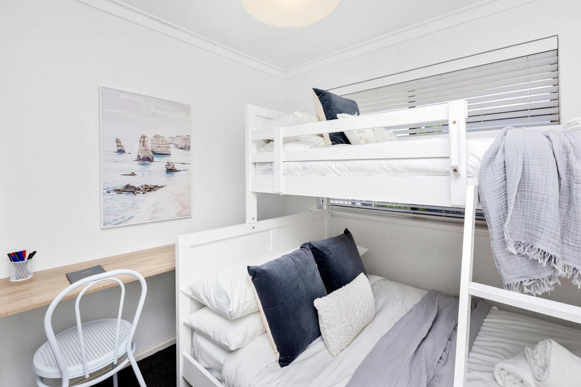 Coastal Convenience! Walk To The Shops & Cafes... *