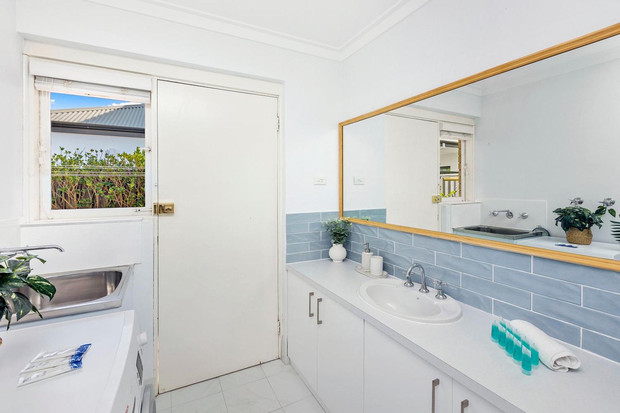 Coastal Convenience! Walk To The Shops & Cafes... Villa *