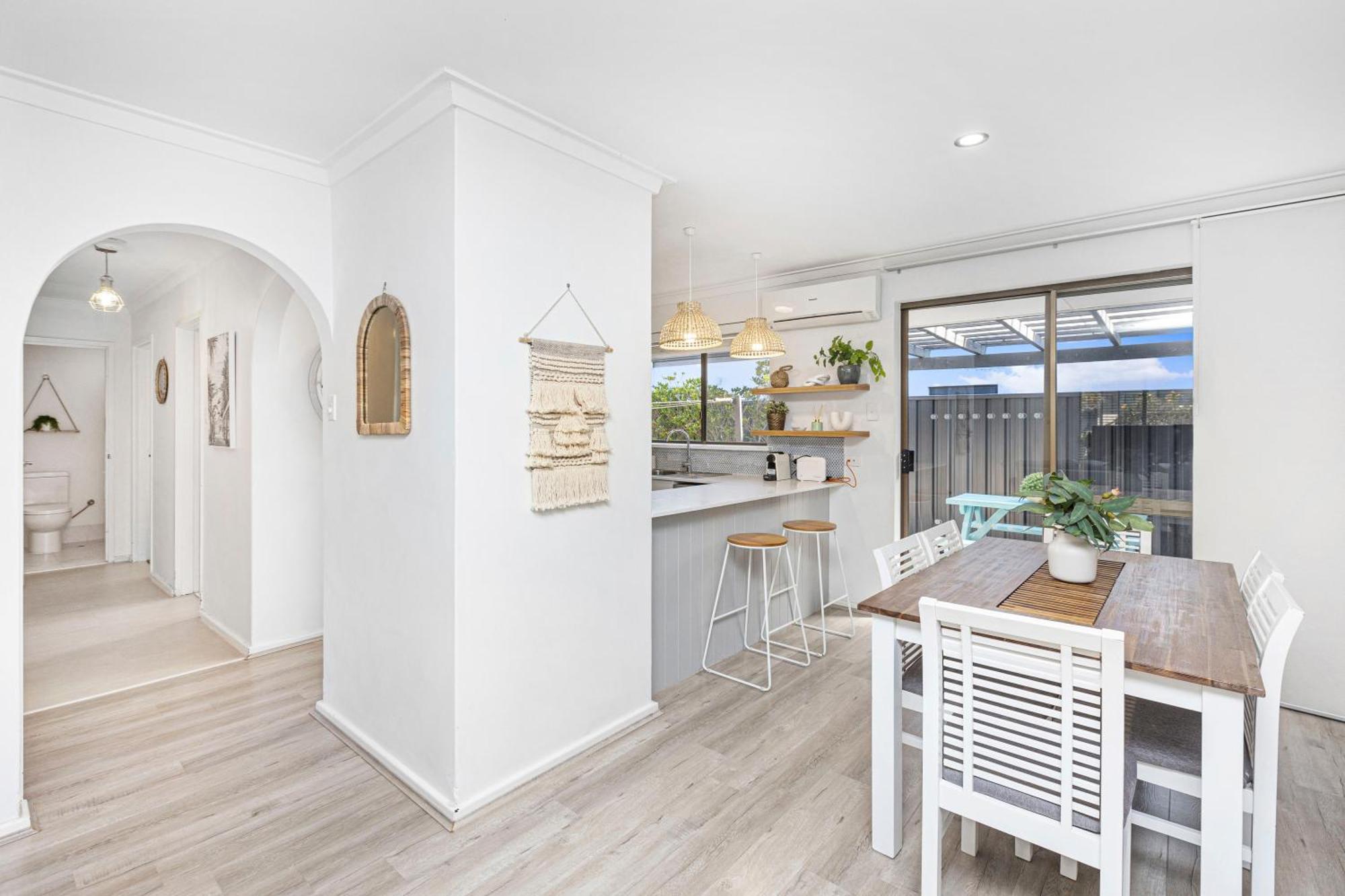 Coastal Convenience! Walk To The Shops & Cafes... Villa Perth