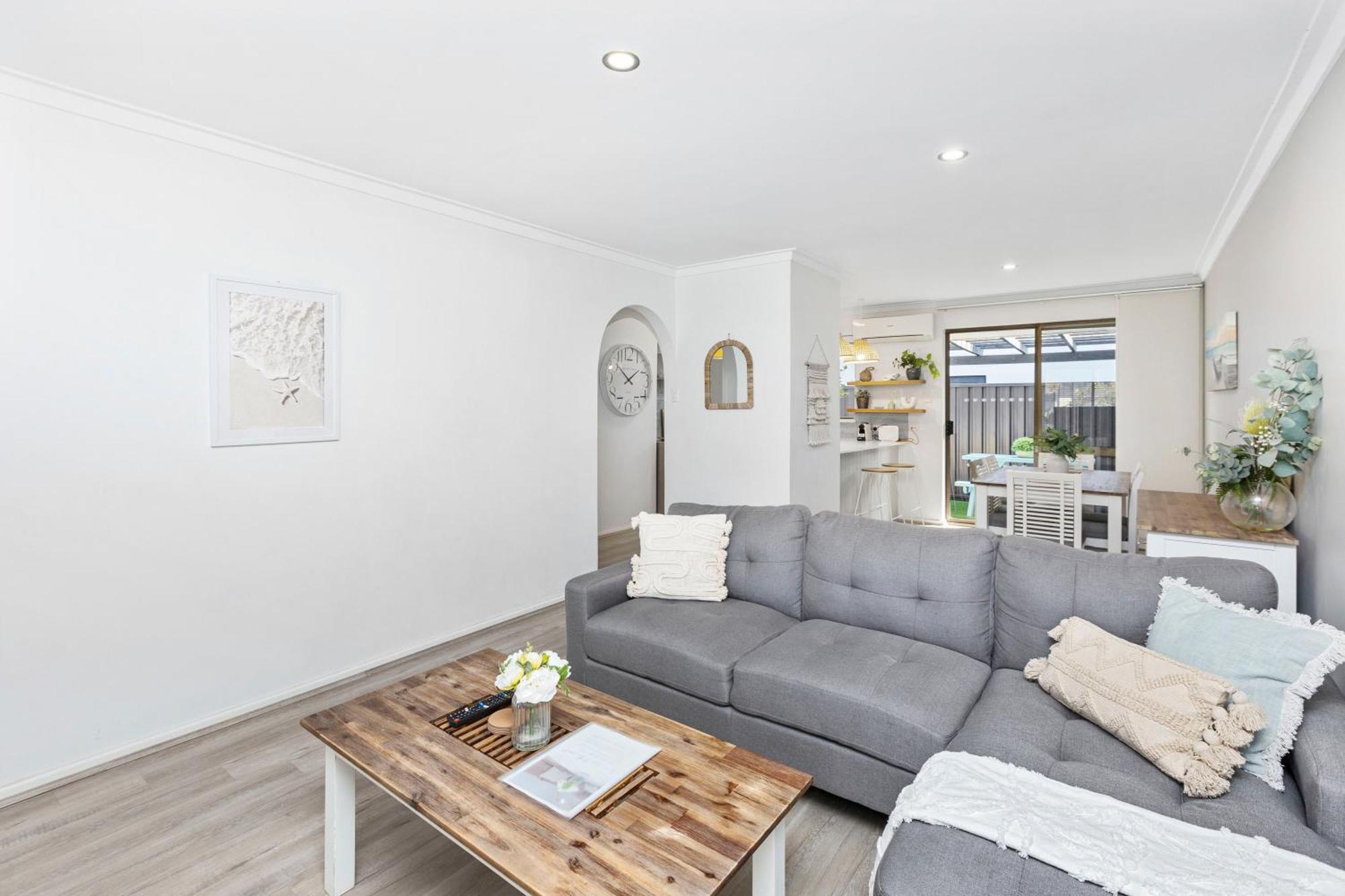 Coastal Convenience! Walk To The Shops & Cafes... Villa