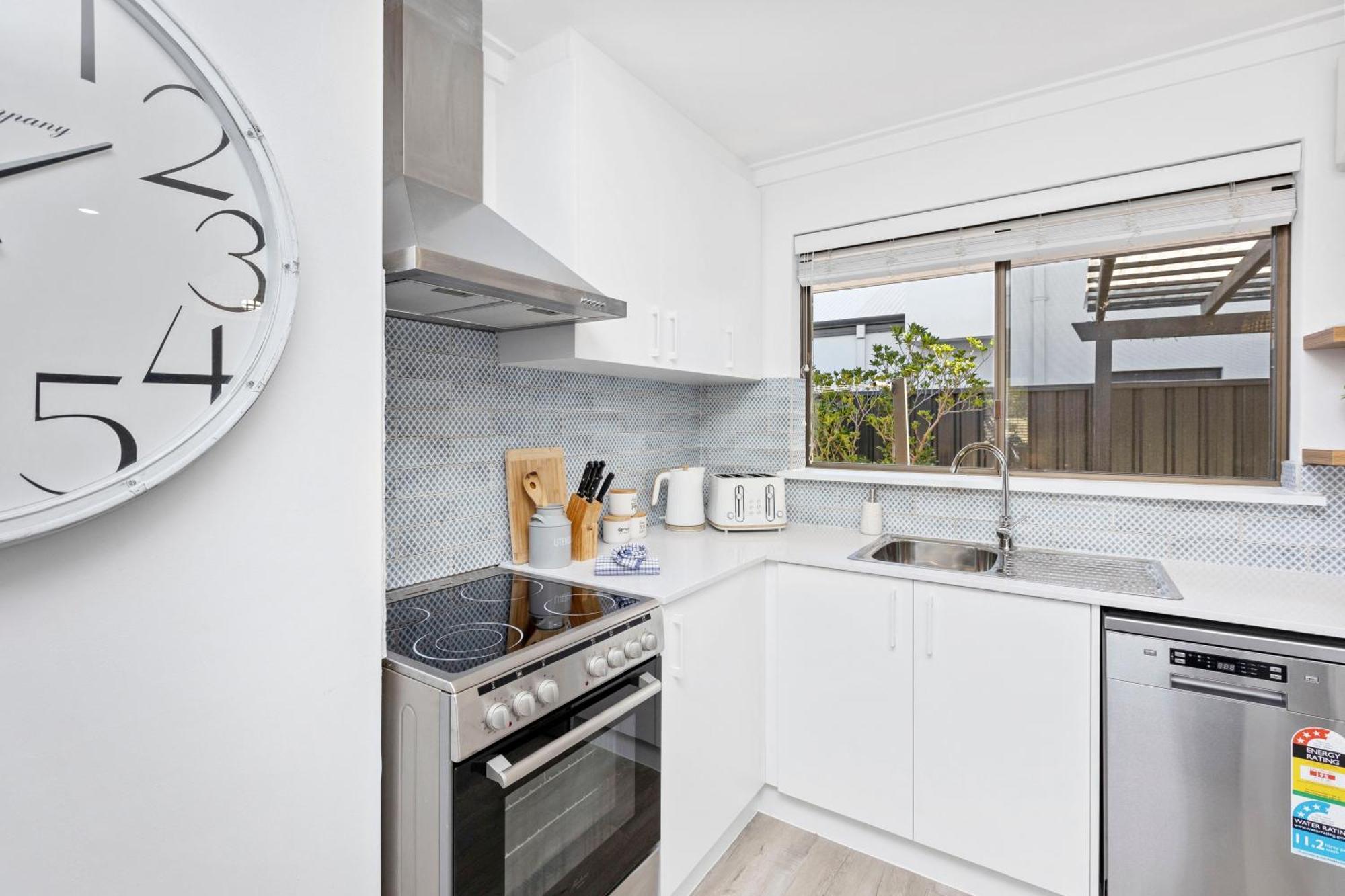 Coastal Convenience! Walk To The Shops & Cafes... Villa *