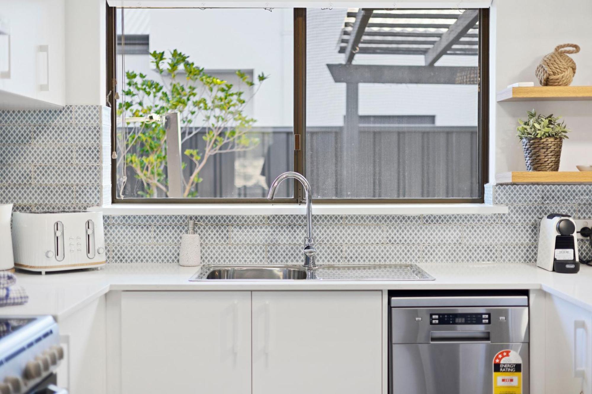 Villa Coastal Convenience! Walk To The Shops & Cafes... Perth