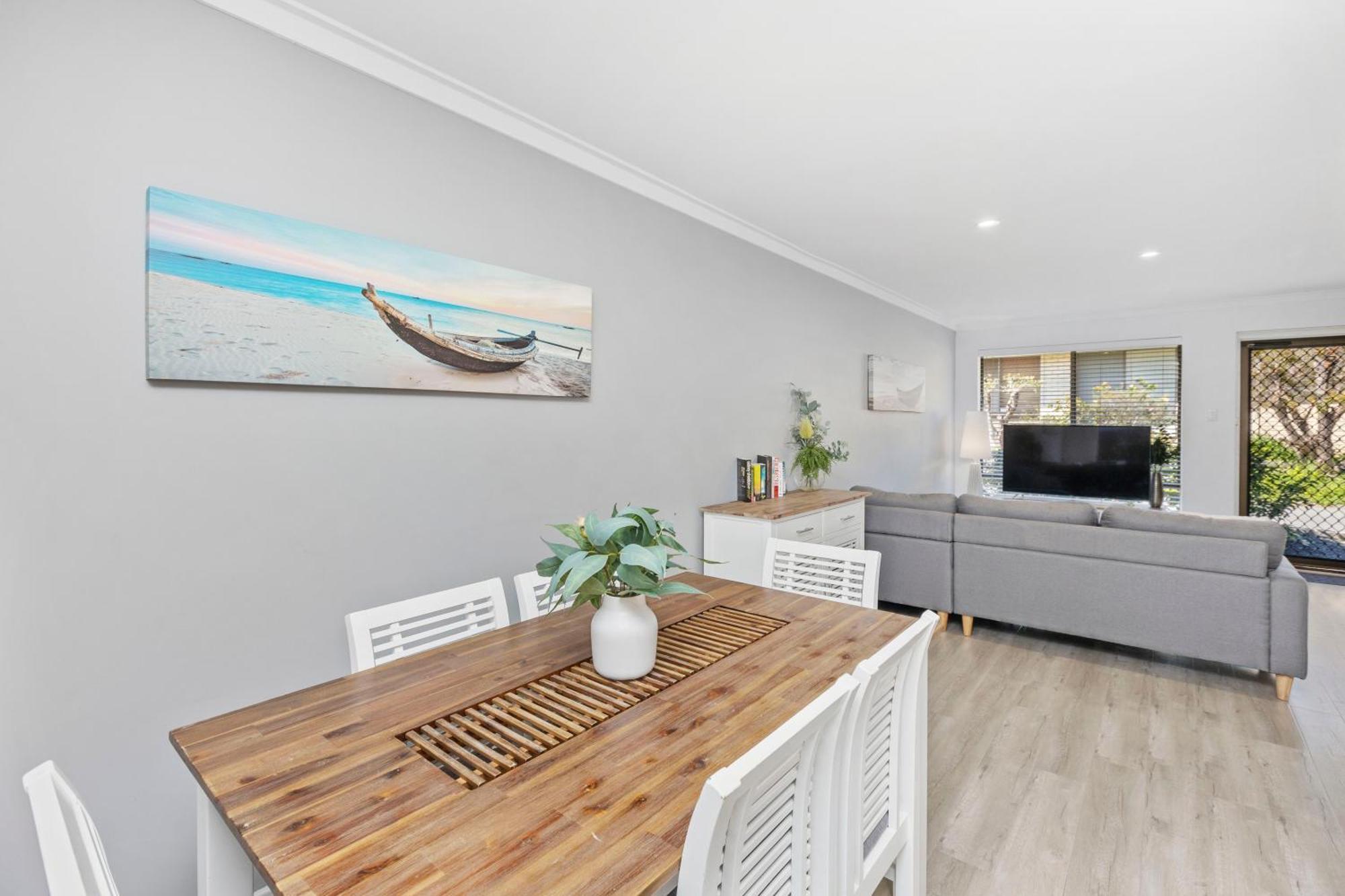 Coastal Convenience! Walk To The Shops & Cafes... Villa Perth