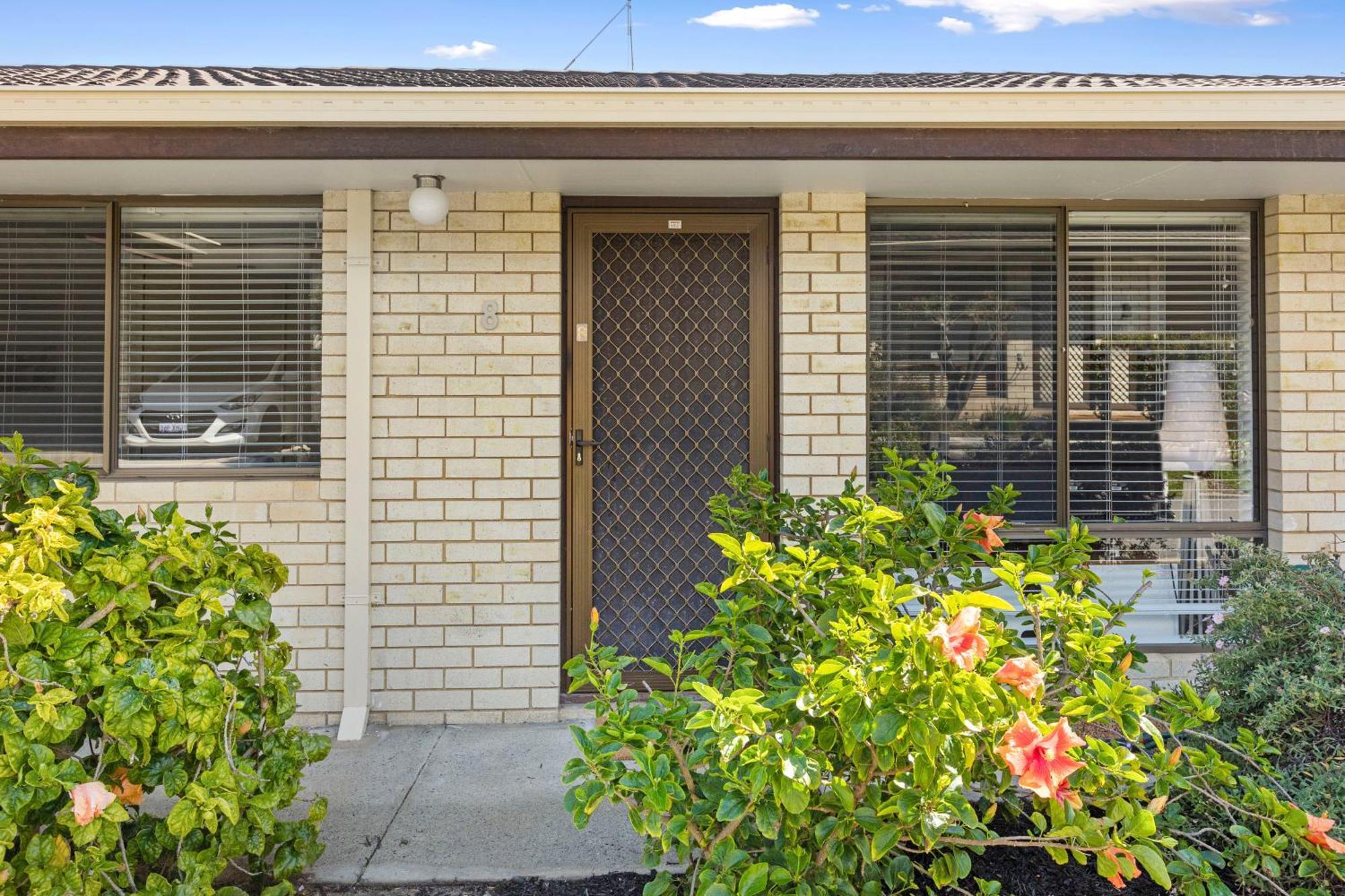 Coastal Convenience! Walk To The Shops & Cafes... Villa