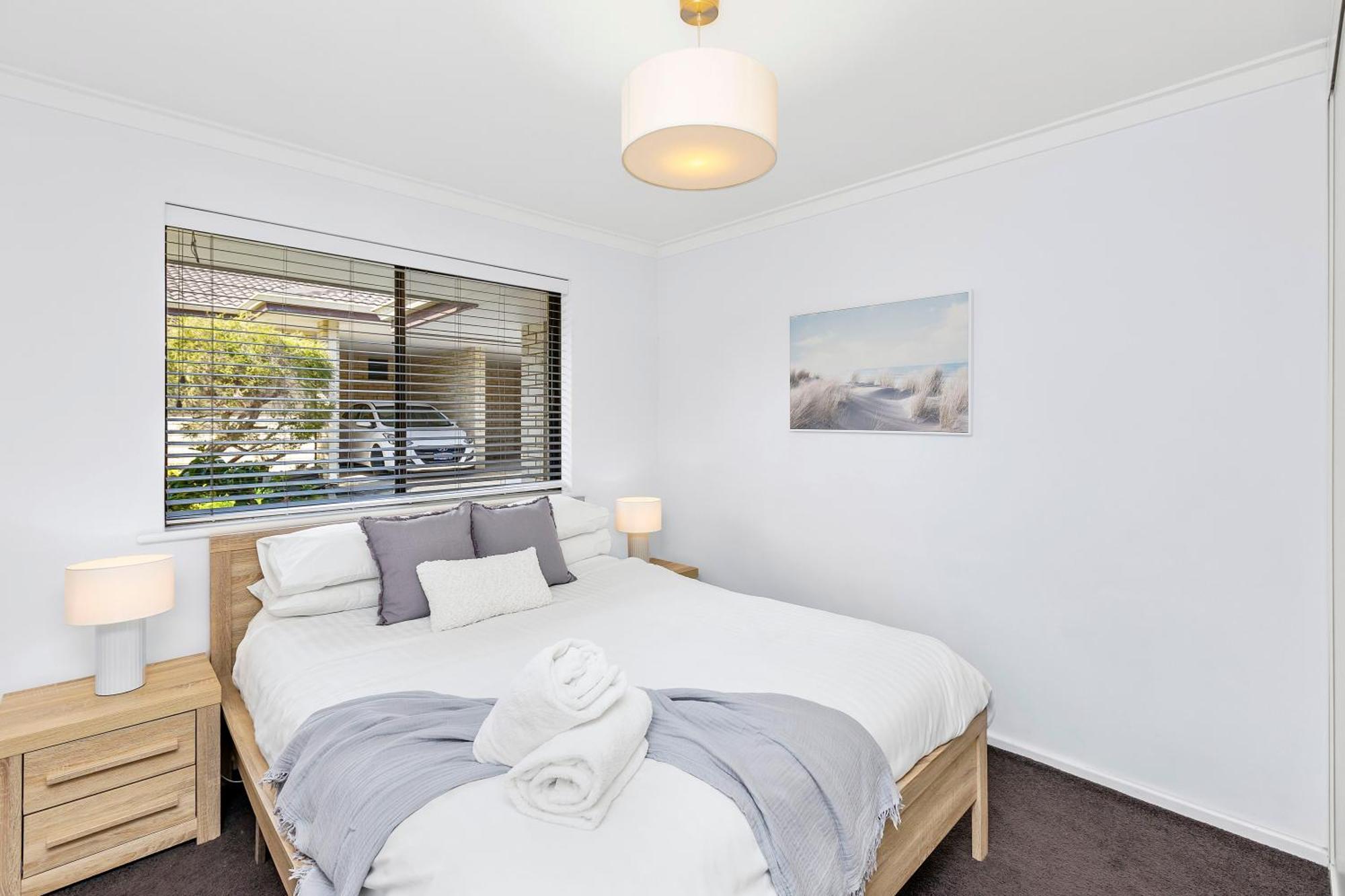 Villa Coastal Convenience! Walk To The Shops & Cafes... *