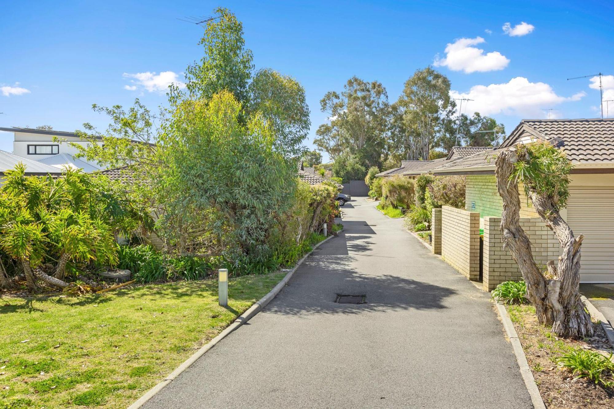 Coastal Convenience! Walk To The Shops & Cafes...