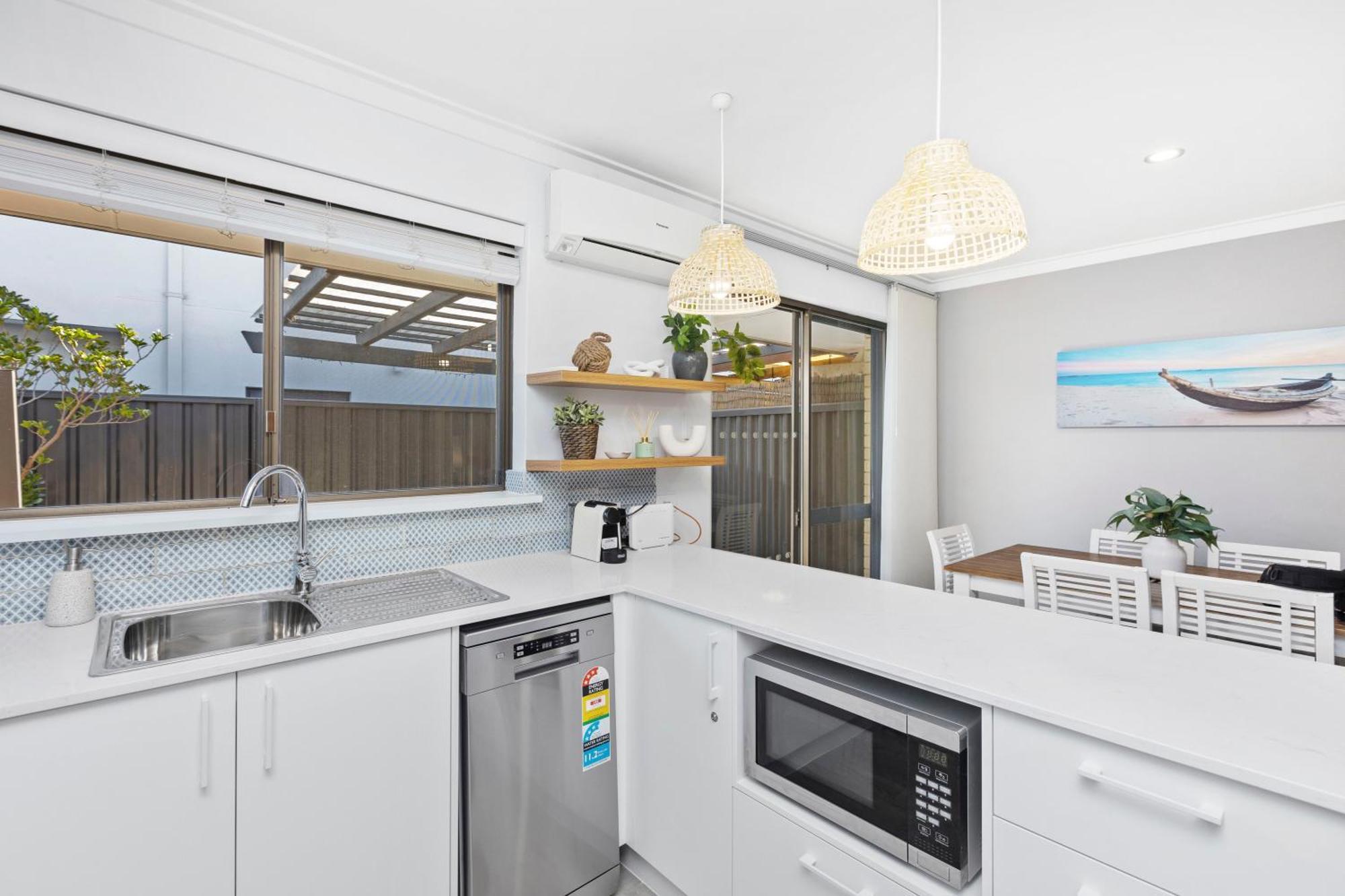 Coastal Convenience! Walk To The Shops & Cafes... Villa Perth