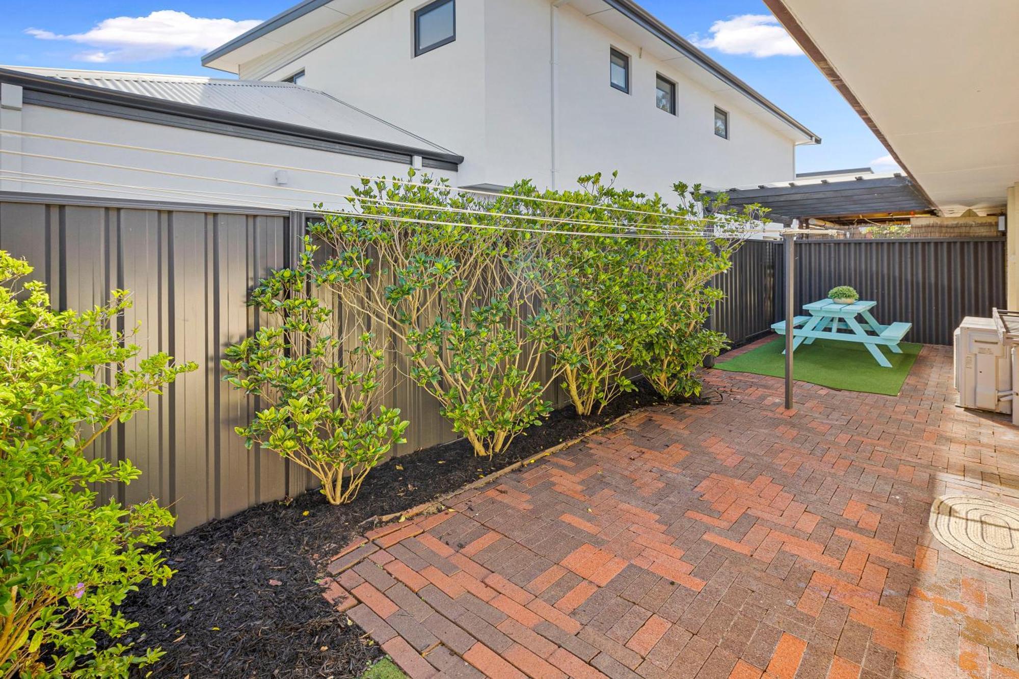 Villa Coastal Convenience! Walk To The Shops & Cafes...