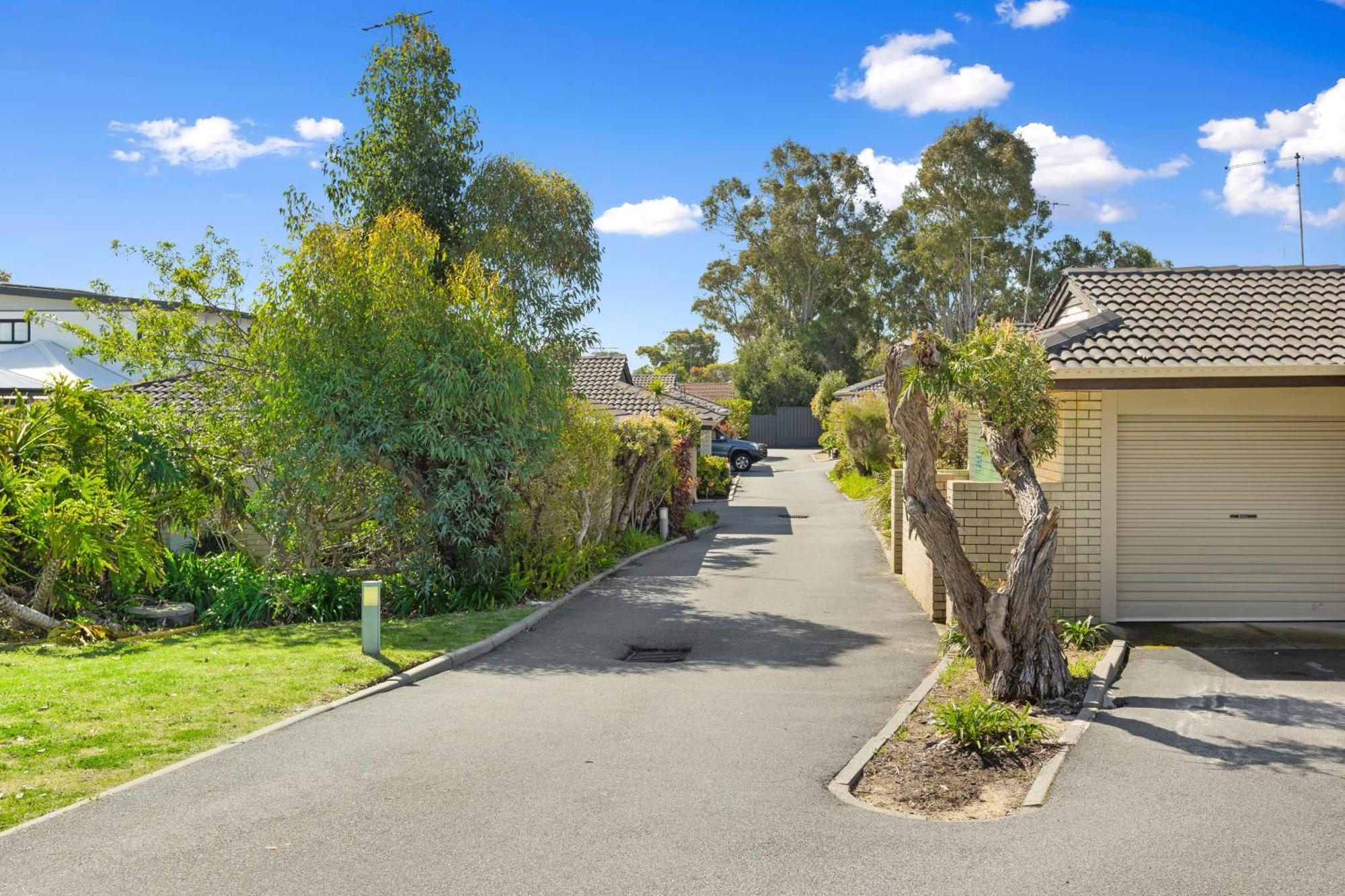 Villa Coastal Convenience! Walk To The Shops & Cafes... *