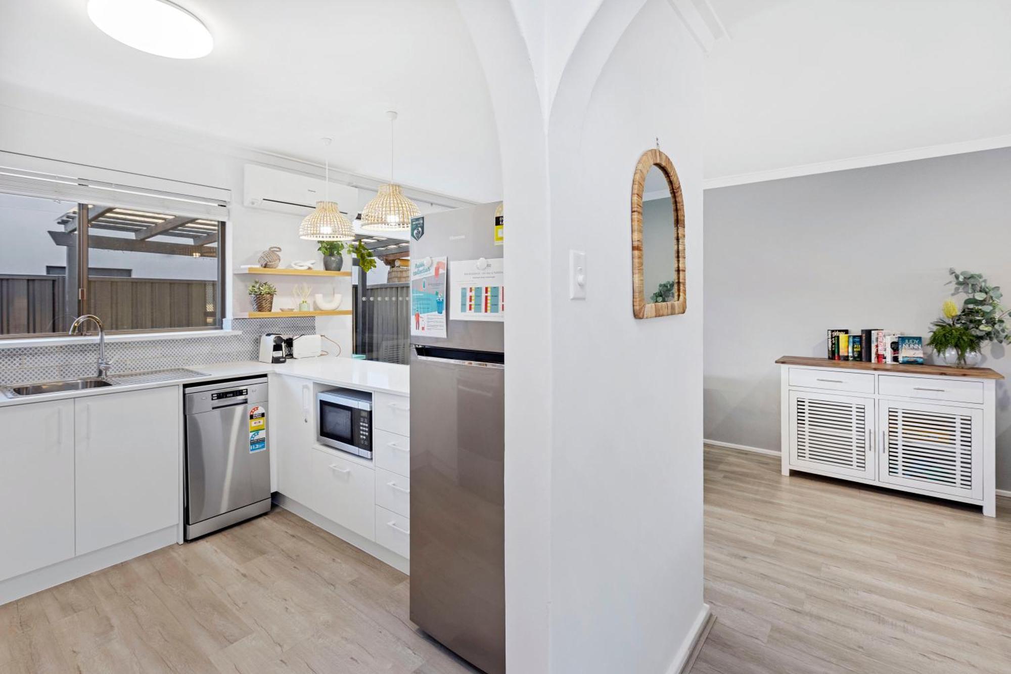 Coastal Convenience! Walk To The Shops & Cafes... * Perth