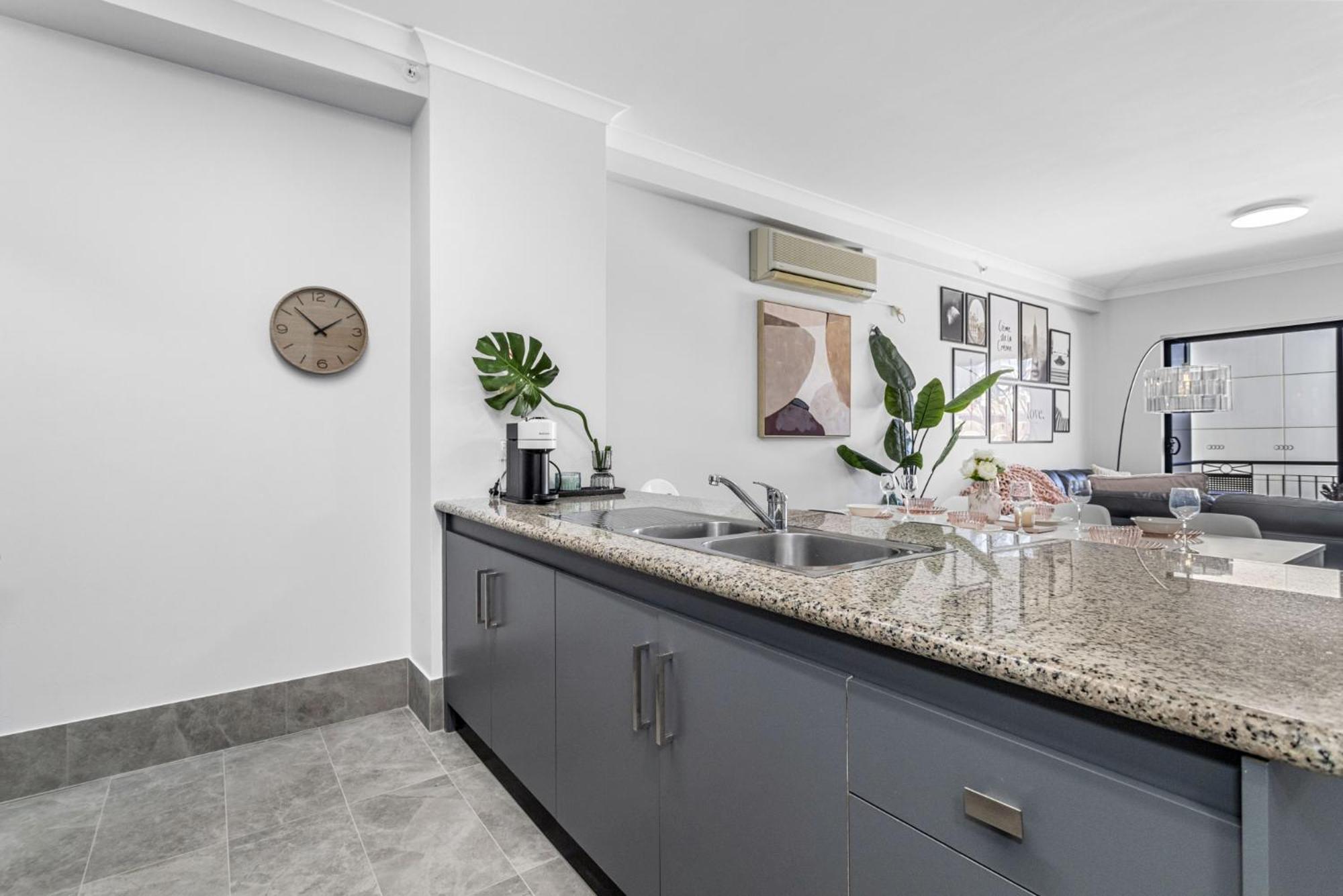 Living Retreat - Modern 2br In East Apartment Perth