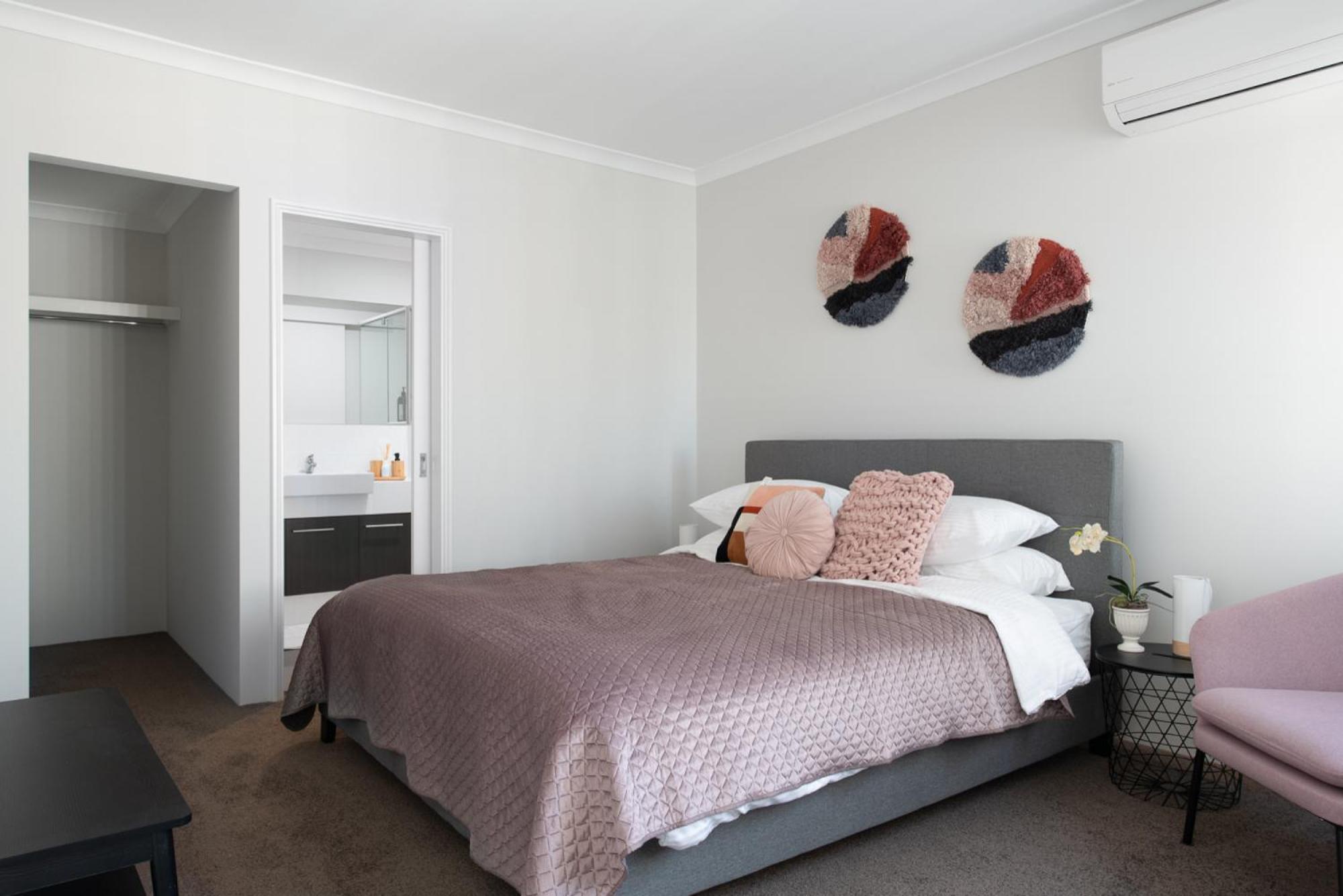 Apartment Bright Trendy 2bdrm - Walk To River & Shops