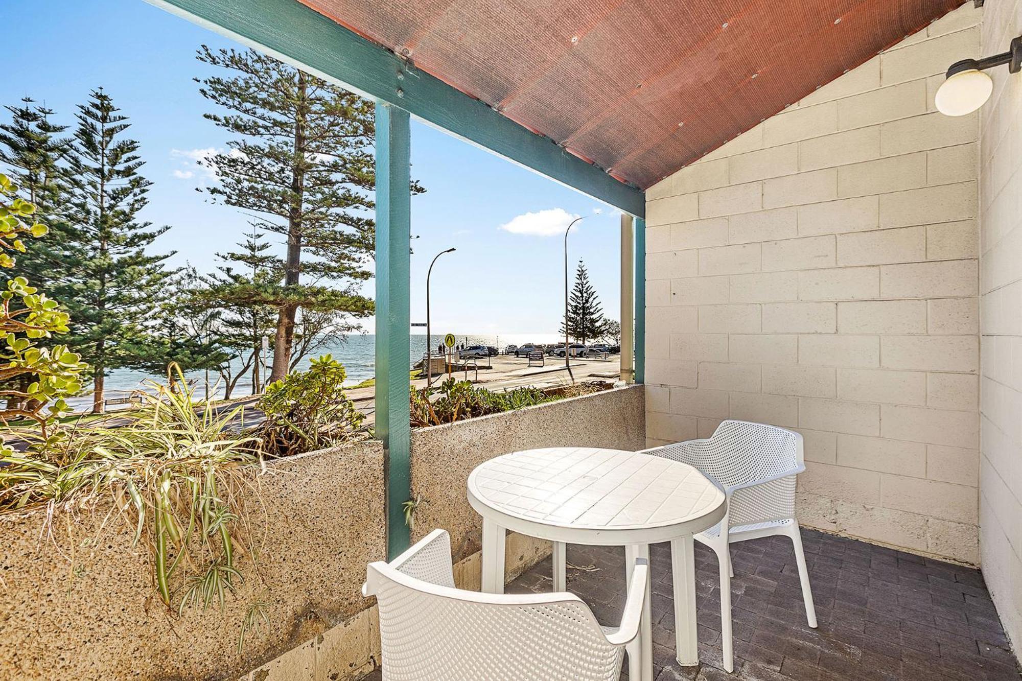 8 Cottesloe Steps To - Sleeps 3 Apartment