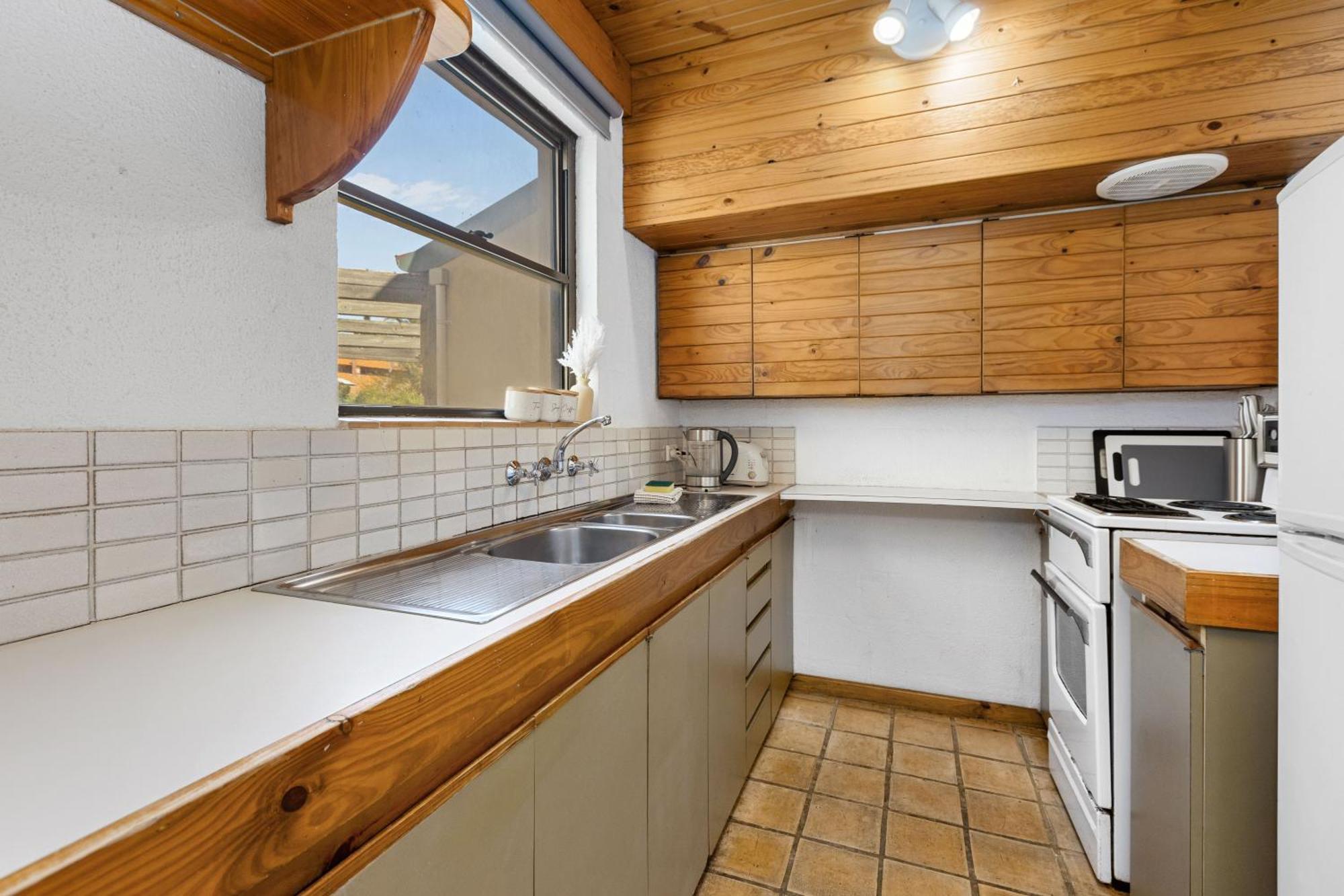 Apartment 10 Cottesloe - Steps From - Sleeps 3-wifi Perth