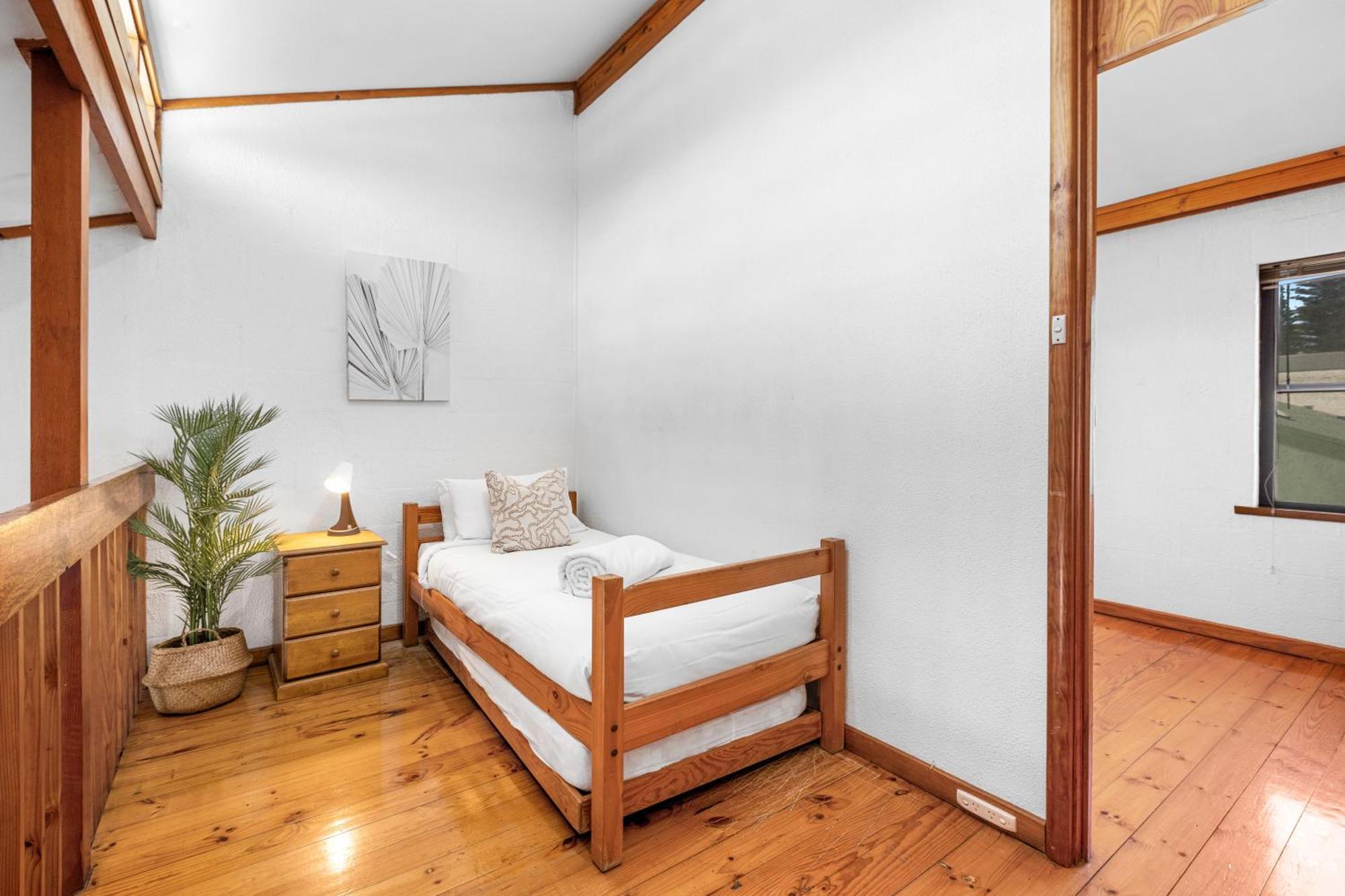 Apartment 10 Cottesloe - Steps From - Sleeps 3-wifi
