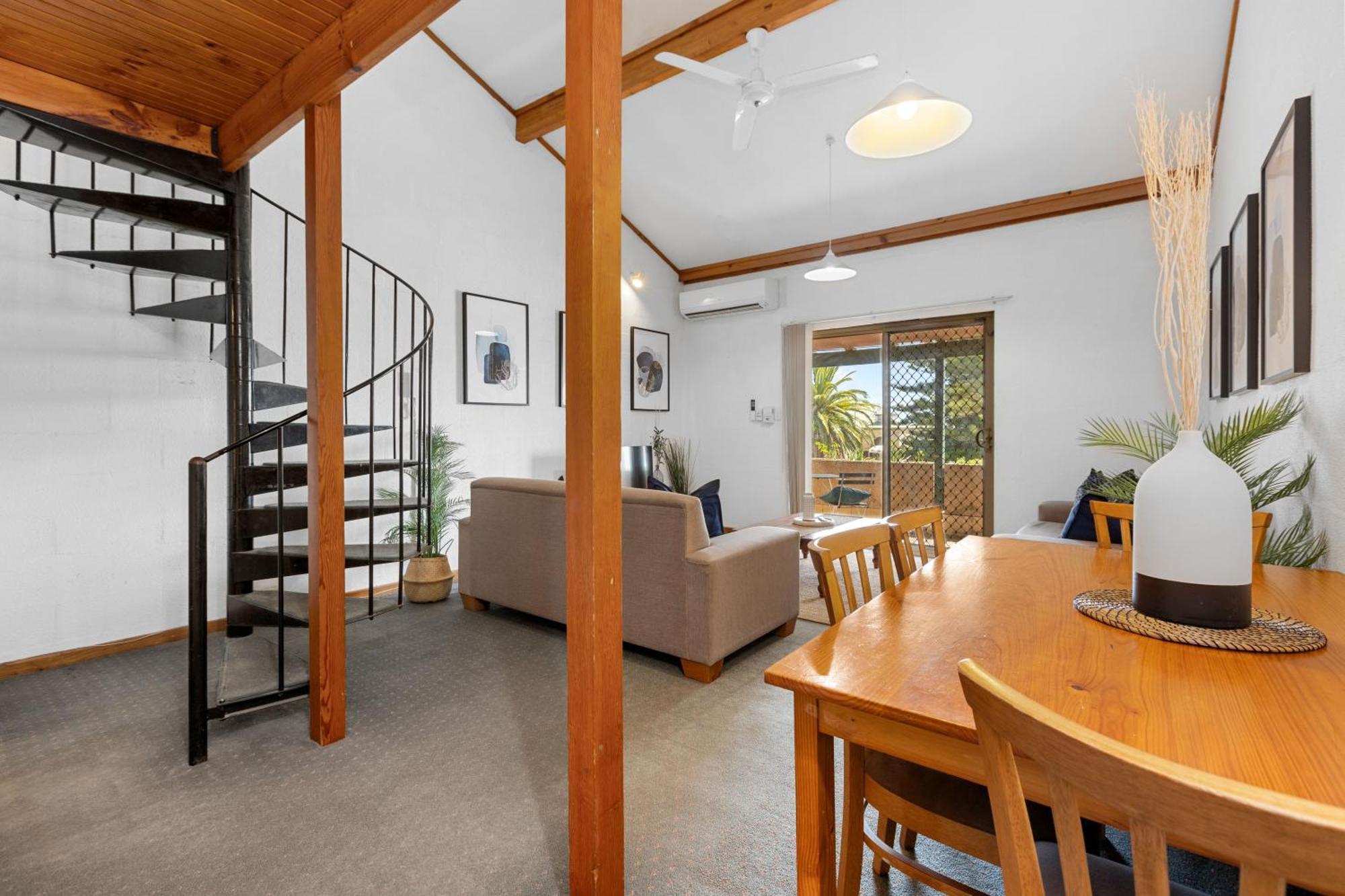 Apartment 10 Cottesloe - Steps From - Sleeps 3-wifi