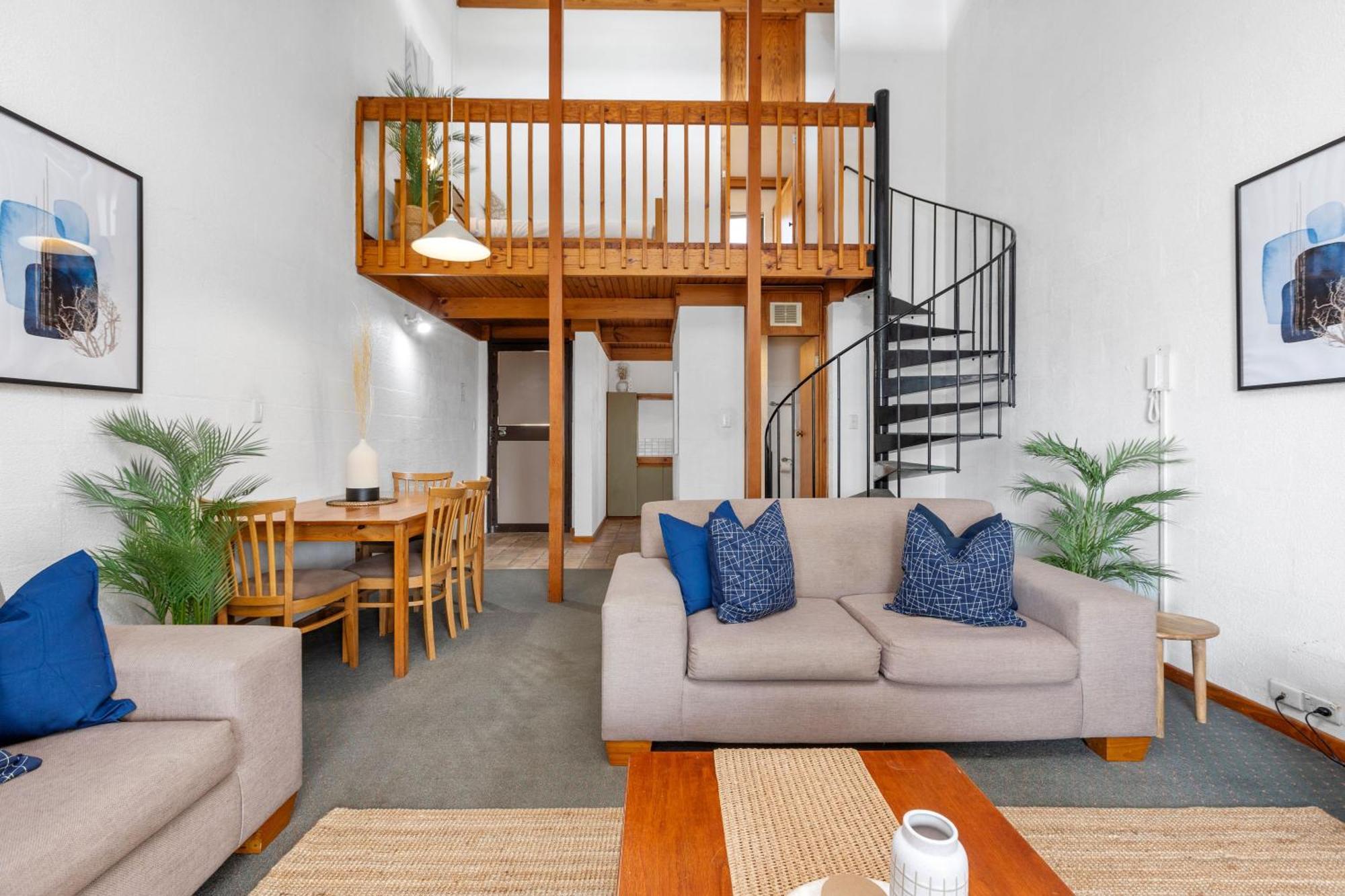 10 Cottesloe - Steps From - Sleeps 3-wifi Apartment