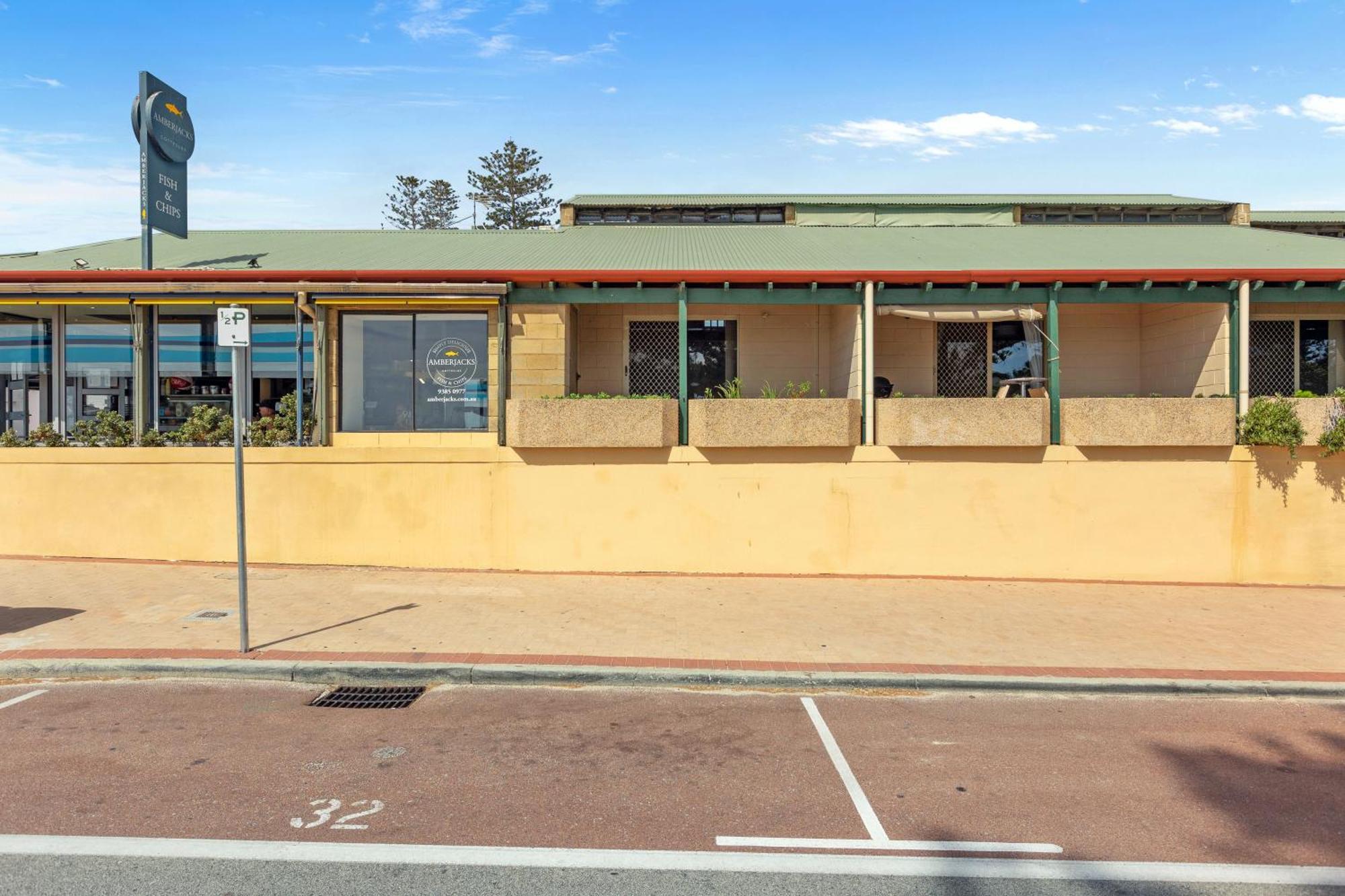 10 Cottesloe - Steps From - Sleeps 3-wifi * Perth