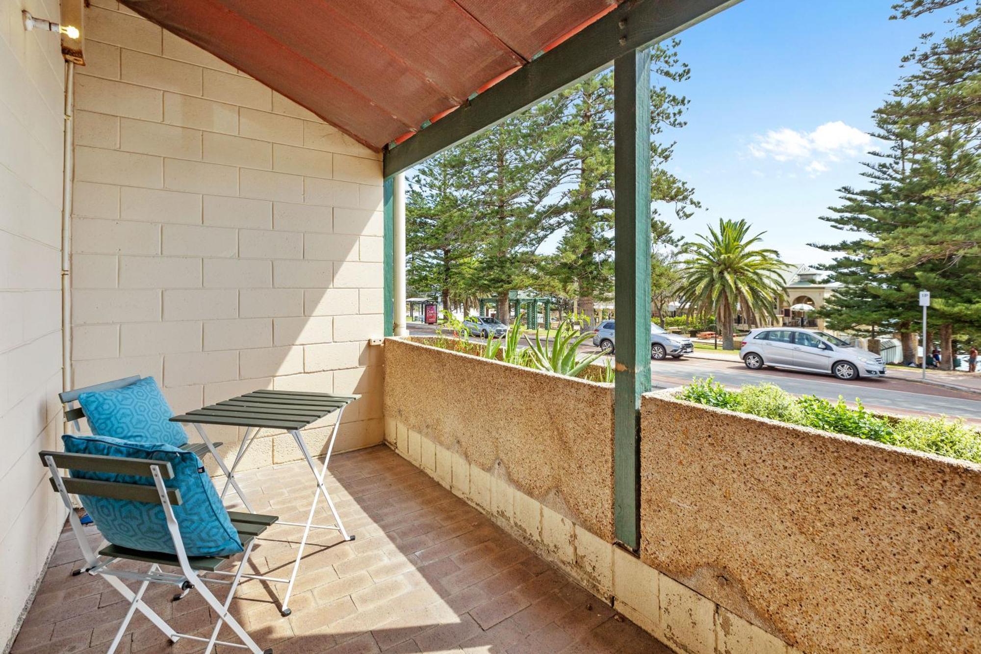 Apartment 10 Cottesloe - Steps From - Sleeps 3-wifi
